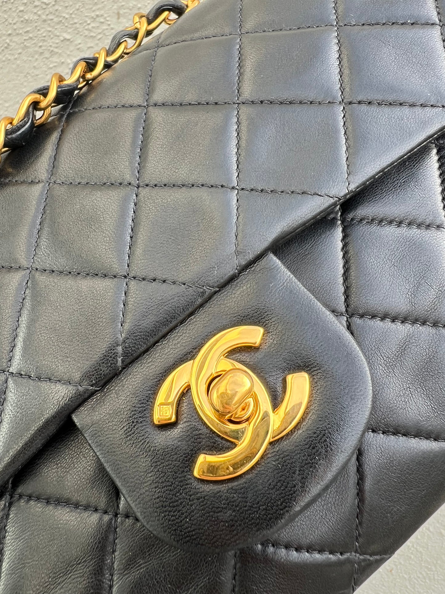 Pre-loved Chanel Vintage Classic Double Flat Leather crossbody Bag 23cm Black
