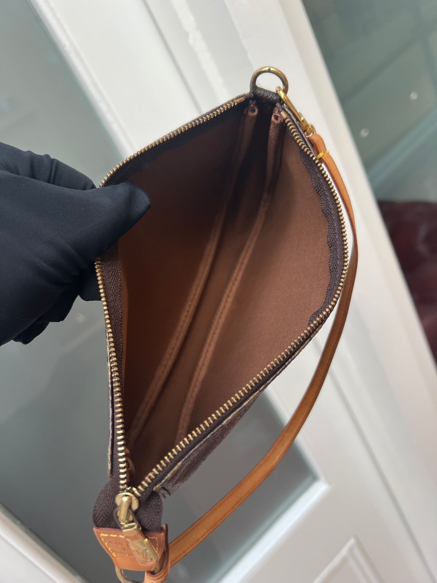 Pre-loved Authentic Louis Vuitton Pochette Accessoire Handbag