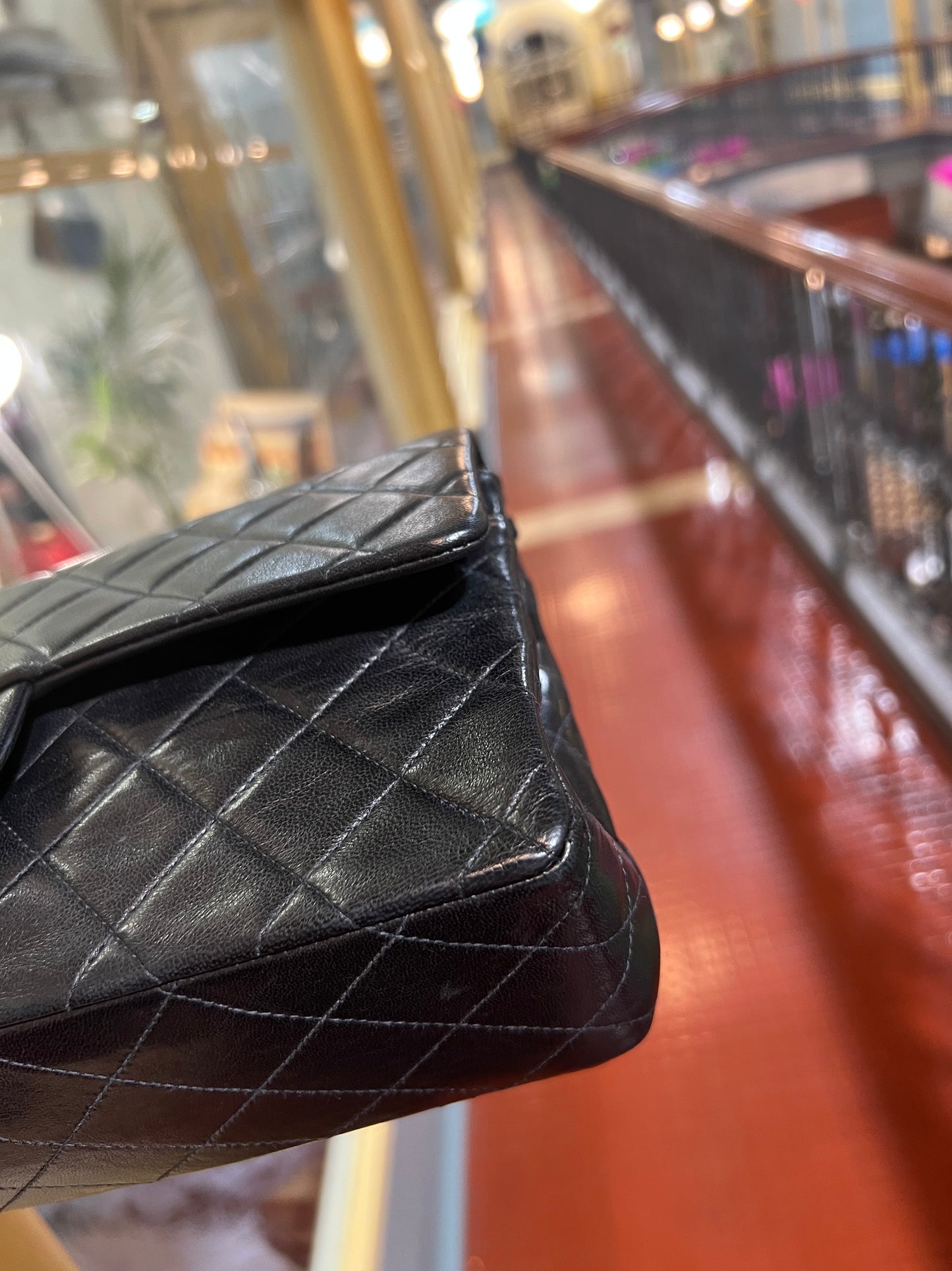Pre-loved Chanel Vintage Classic Flat Leather Medium crossbody Bag 25cm Black