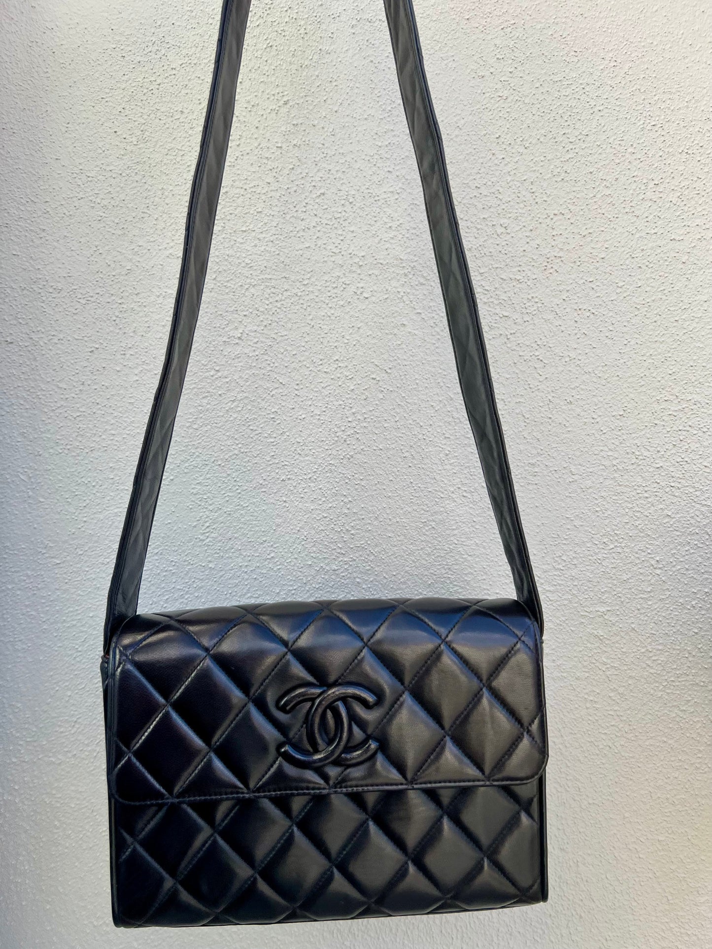 Pre- loved Chanel Black Quilted Lambskin Vintage Medium Leather Logo Flap Bag