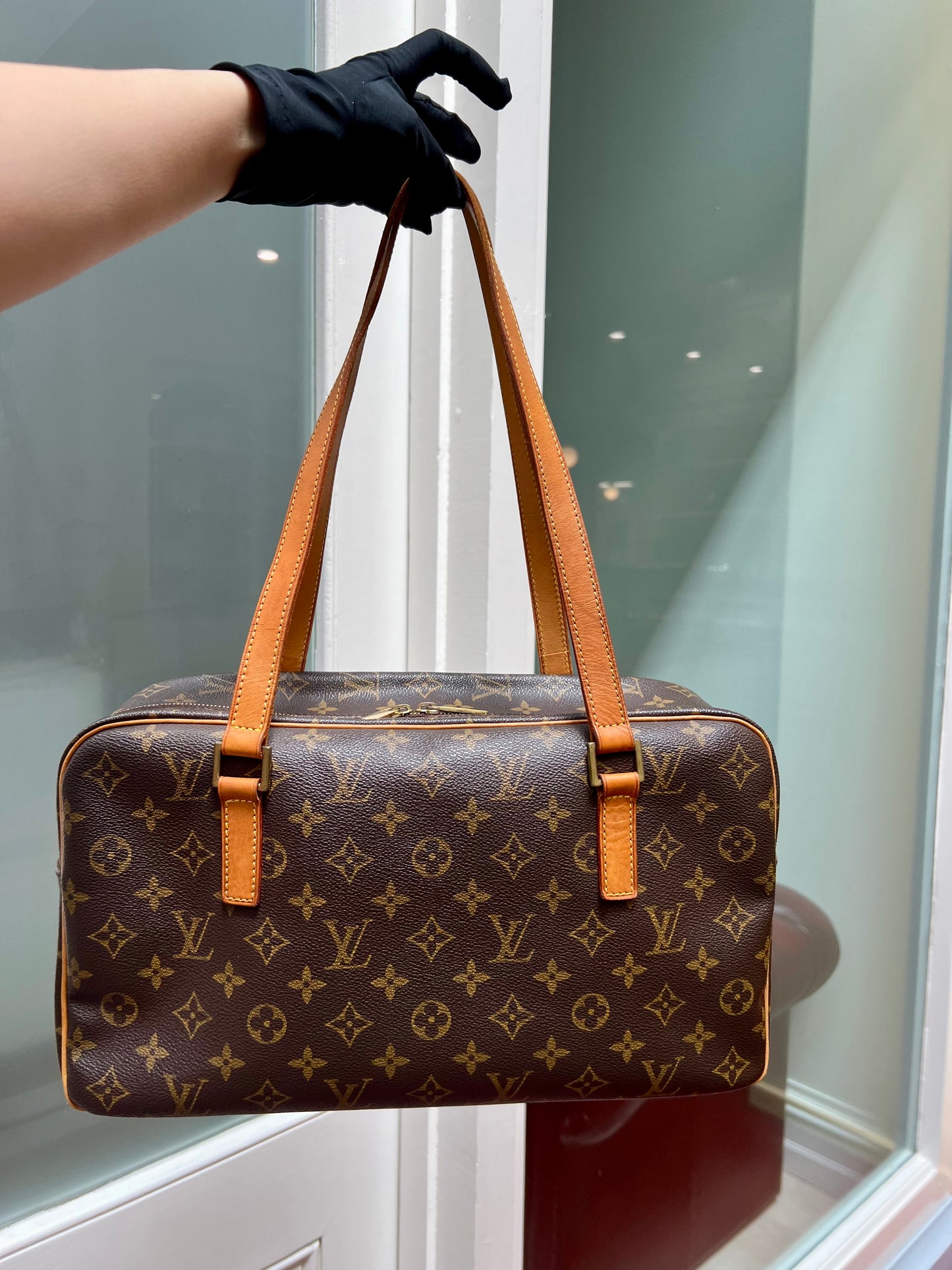 Pre-loved LOUIS VUITTON
Monogram Cite GM Bag 2003