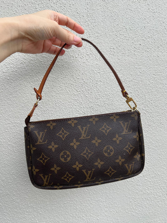 Pre-loved Authentic Louis Vuitton Pochette Accessoire Handbag