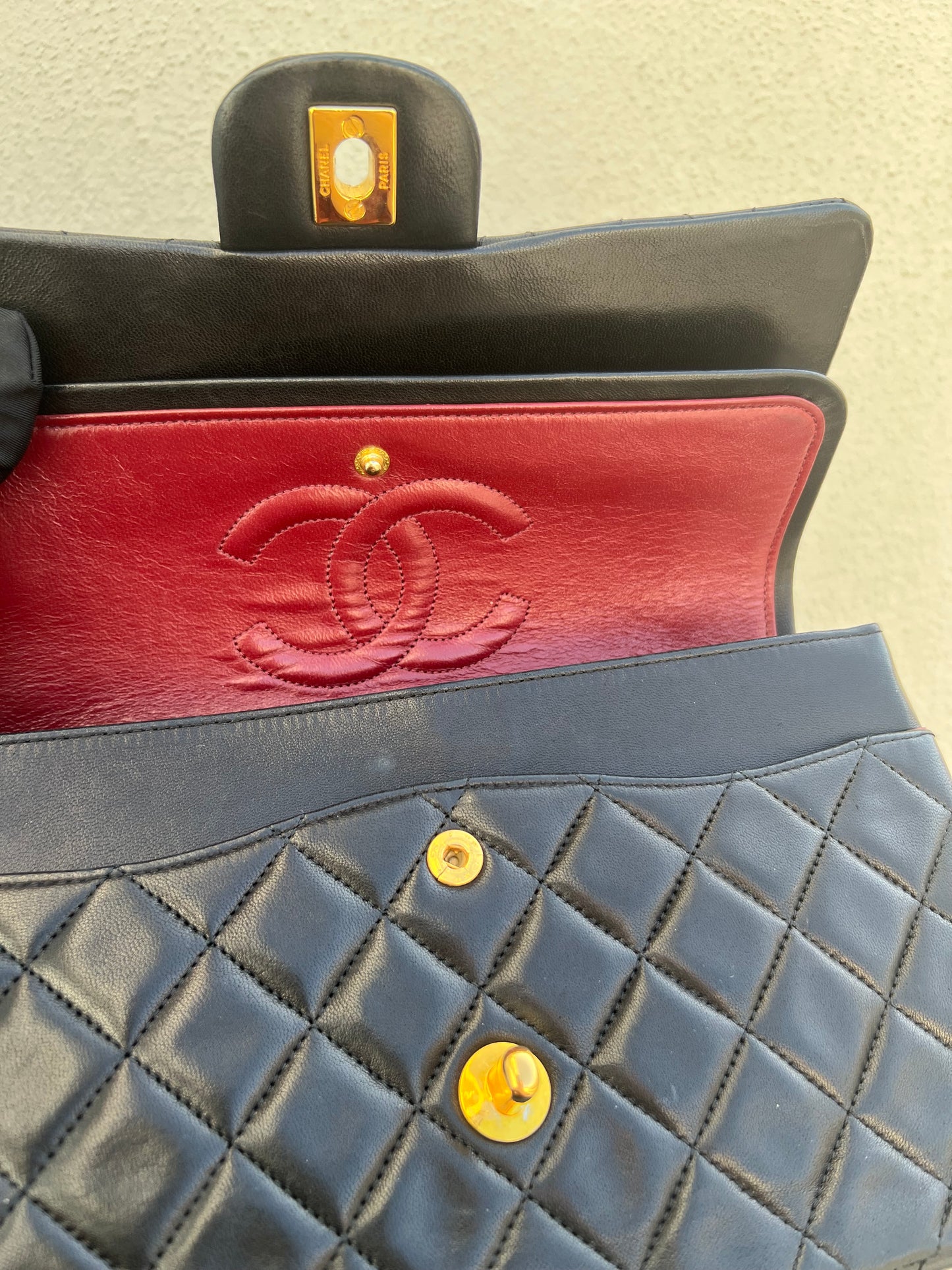 Pre-loved Chanel Vintage Classic Flap Lambskin Medium crossbody Bag 25cm Black