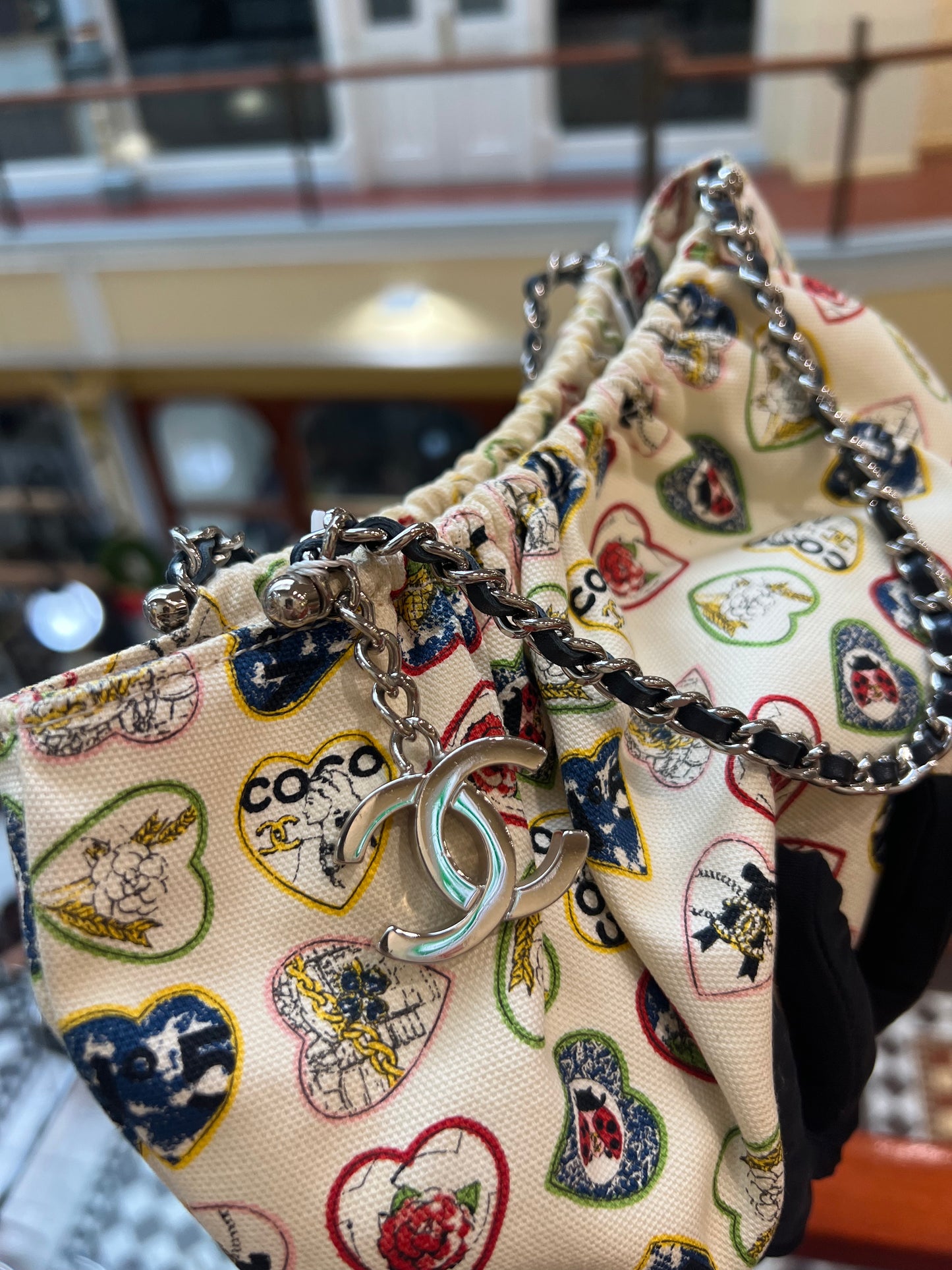 Pre-loved Chanel Vintage 2006 Ivory Canvas Valentine Chain Handbag