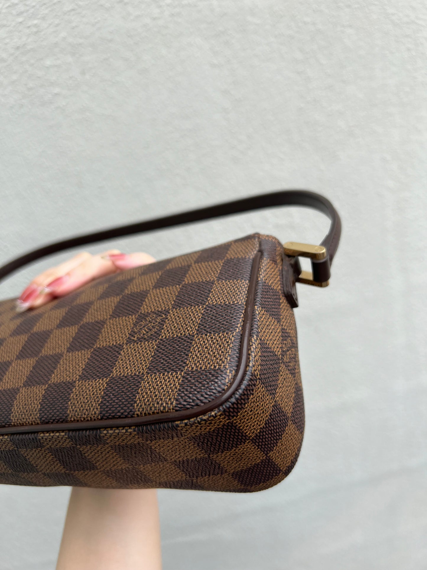 Pre-loved Louis Vuitton
Damier Ebène Recoleta Shoulder Bag 2004