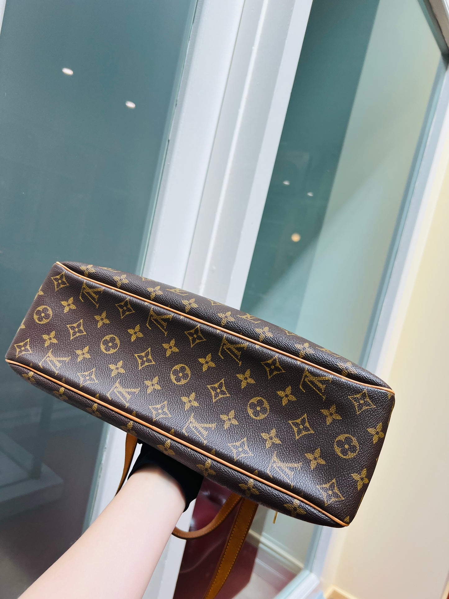 Pre-loved LOUIS VUITTON
Monogram Cite GM Bag 2003