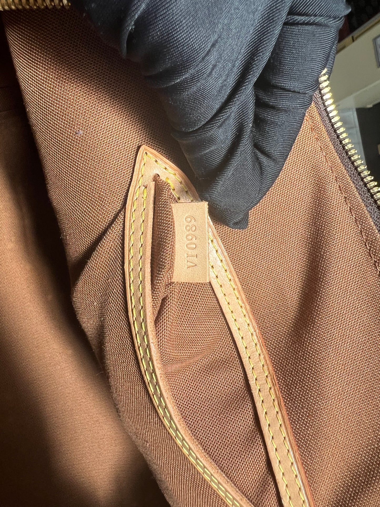 Pre-loved Louis Vuitton Alam Leather Handbag PM 32cm 1999