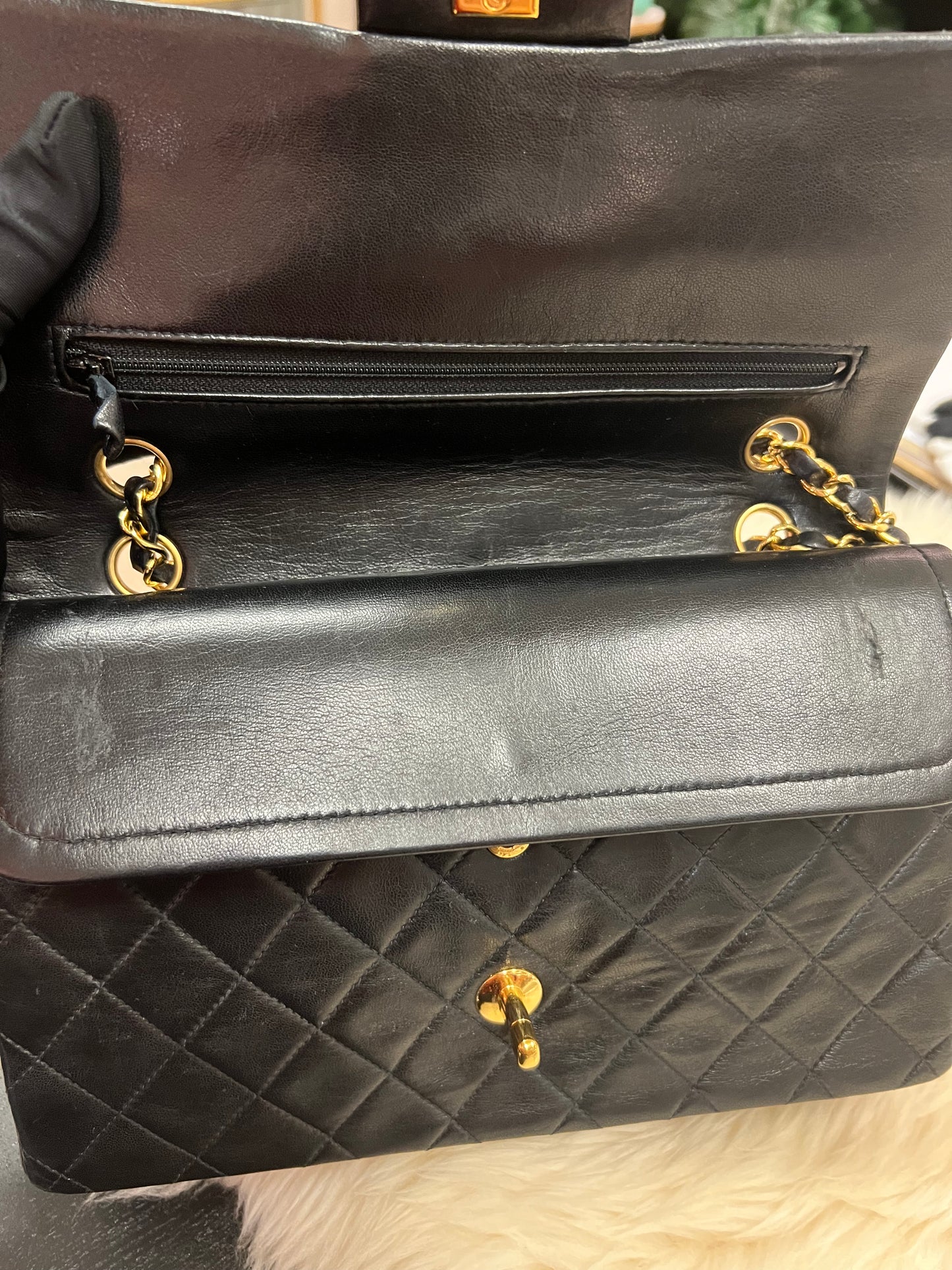 Pre-loved Chanel Vintage Classic Flat Leather Medium crossbody Bag 25cm Black