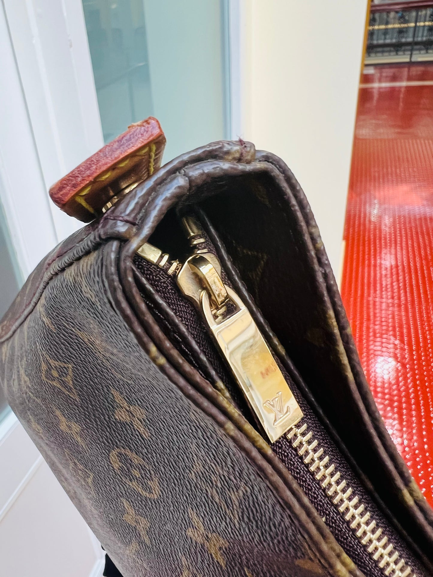 Pre-loved Louis Vuitton Looping Leather Handbag Monogram GM 2001