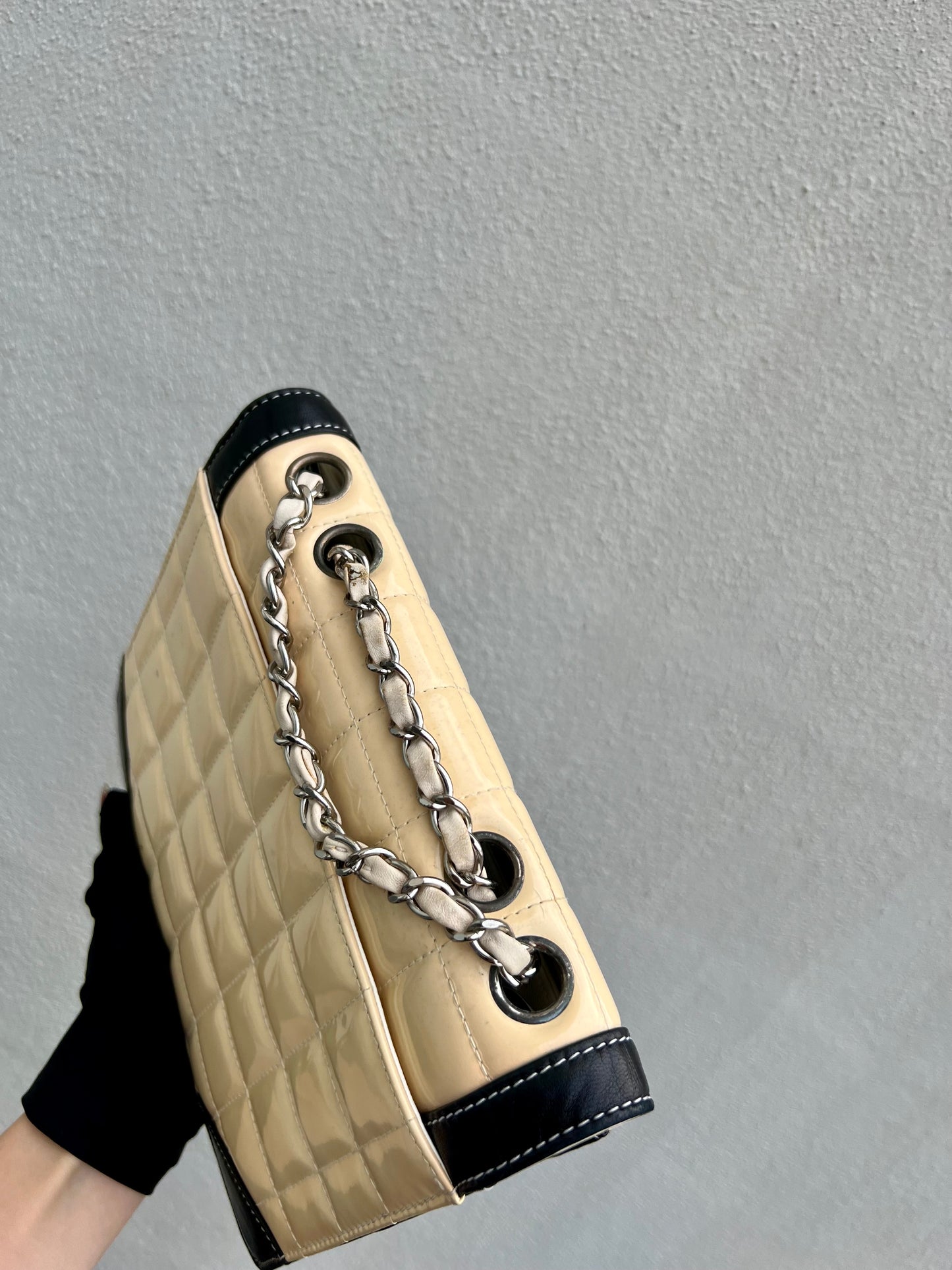 Pre-loved Chanel Patent Leather Shoulder Bag