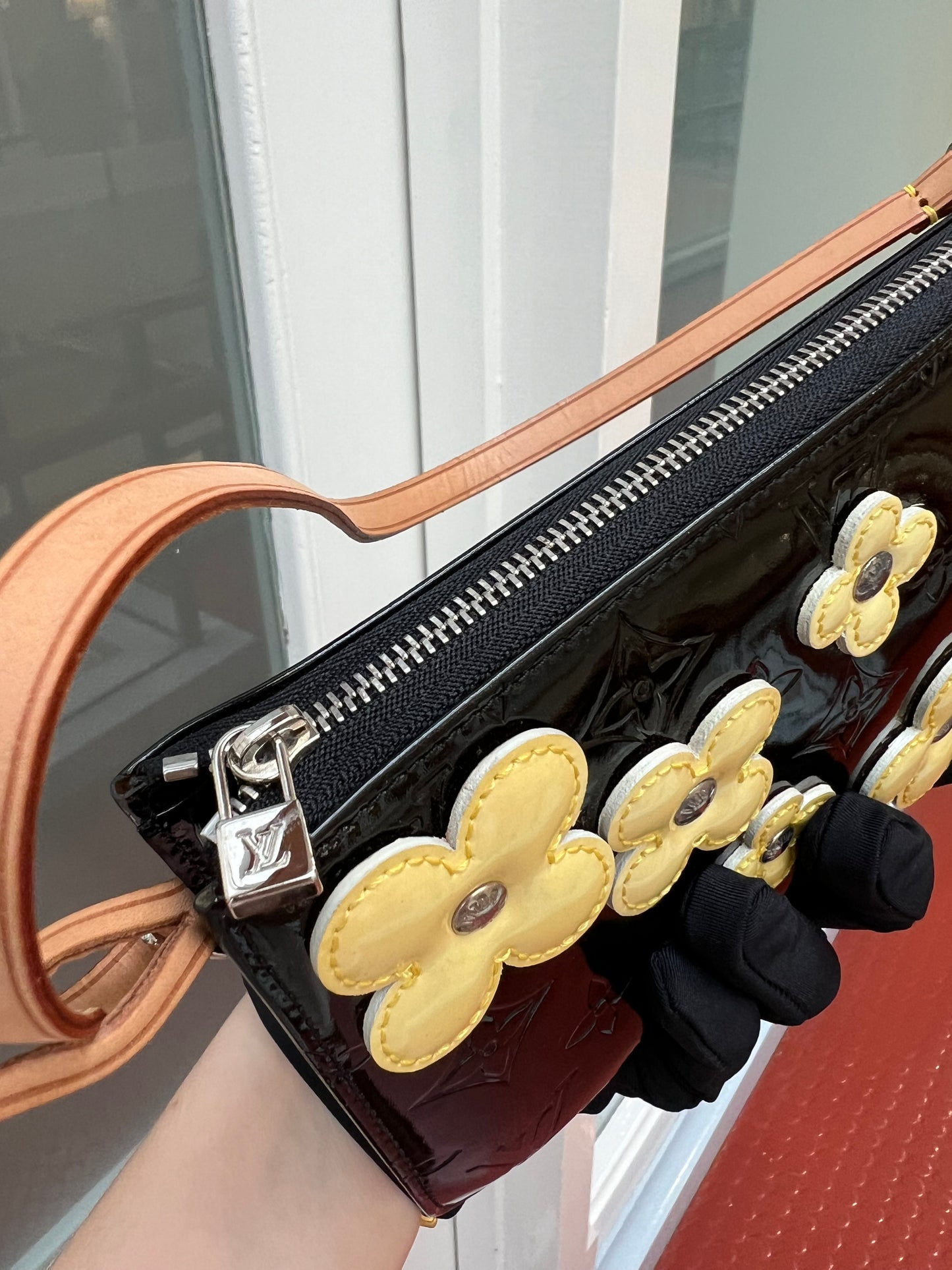 Pre-loved Louis Vuitton Lexington Fleurs' pochette Accessoire Patent Leather Handbag Flowers