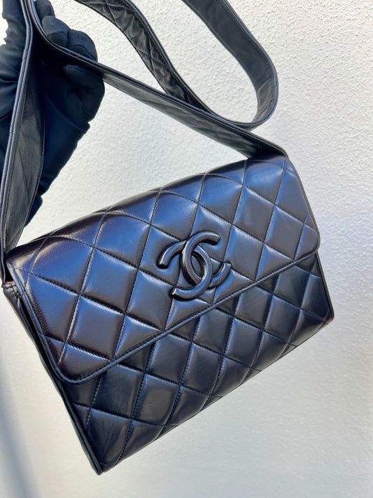Pre- loved Chanel Black Quilted Lambskin Vintage Medium Leather Logo Flap Bag