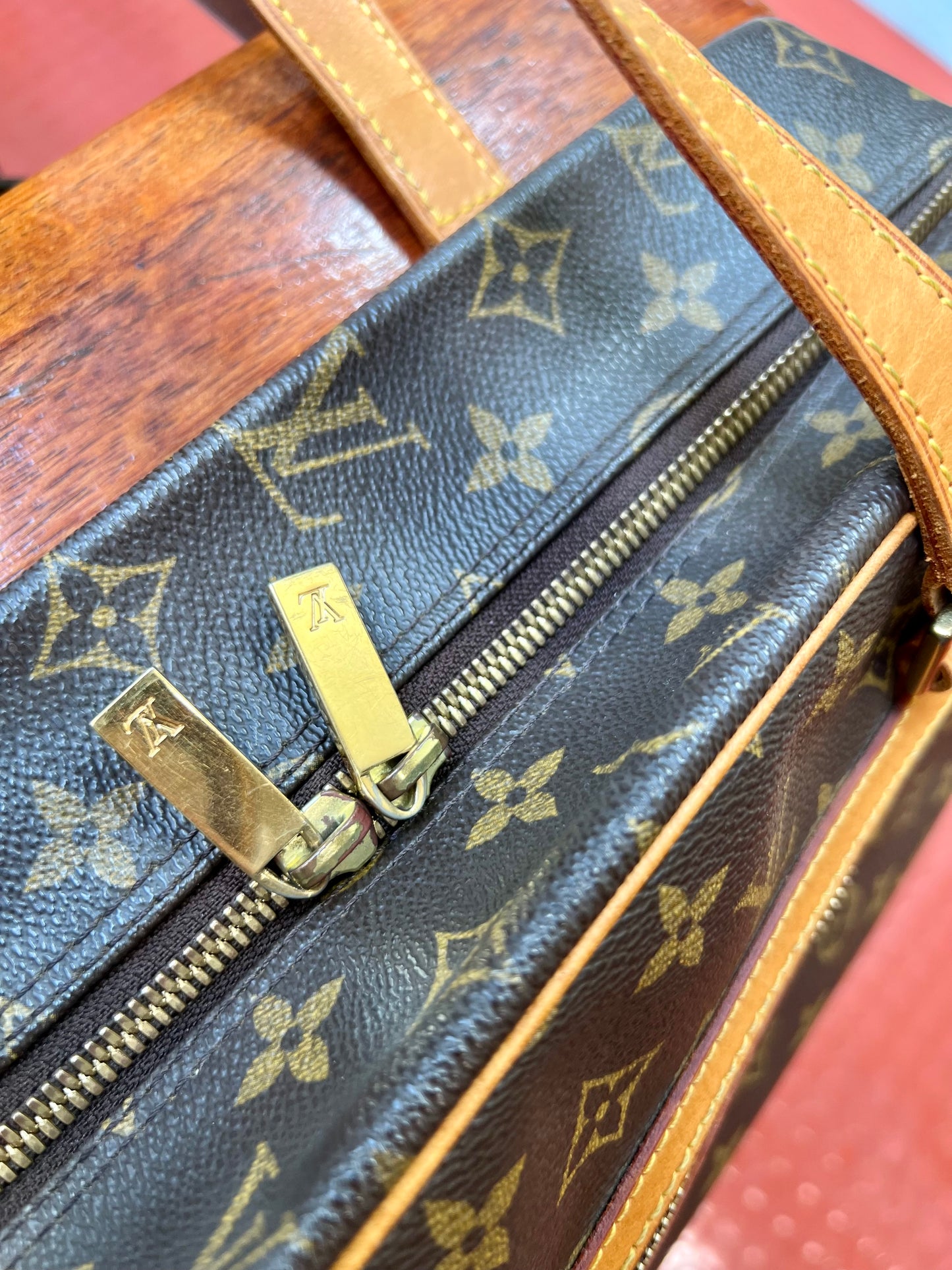 Pre-loved LOUIS VUITTON
Monogram Cite GM Bag 2003