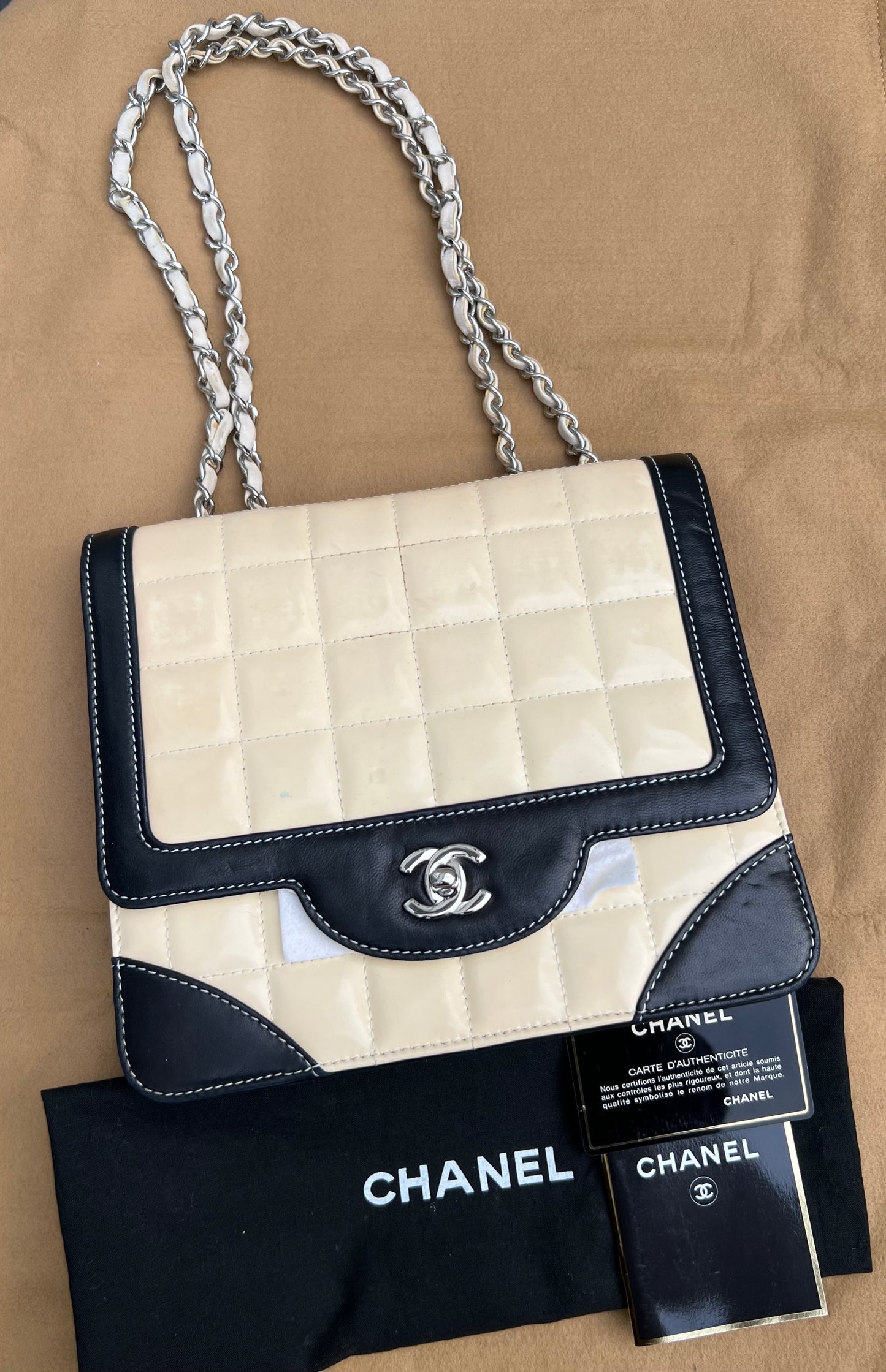 Pre-loved Chanel Patent Leather Shoulder Bag