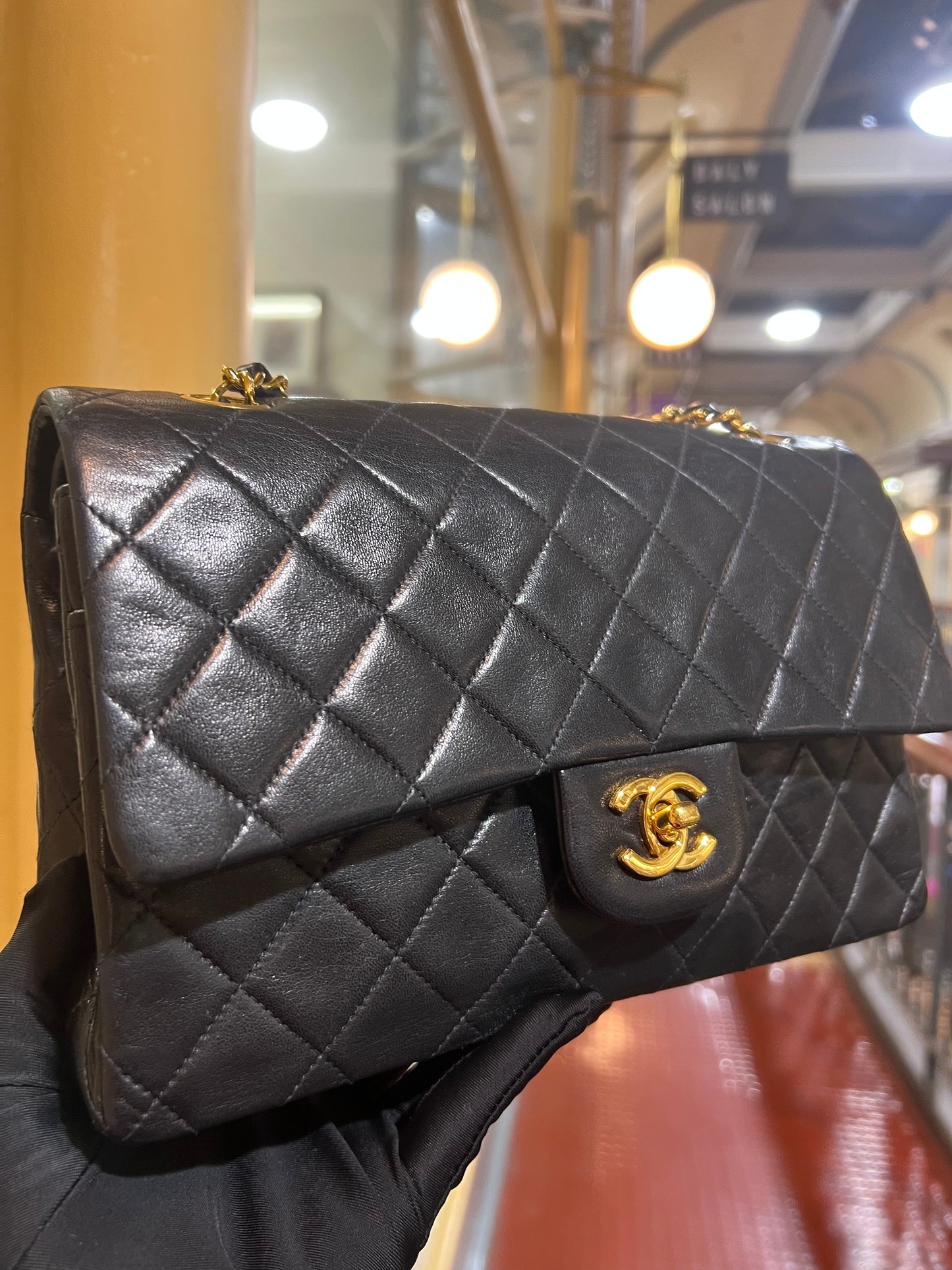 Pre-loved Chanel Vintage Classic Flat Leather Medium crossbody Bag 25cm Black