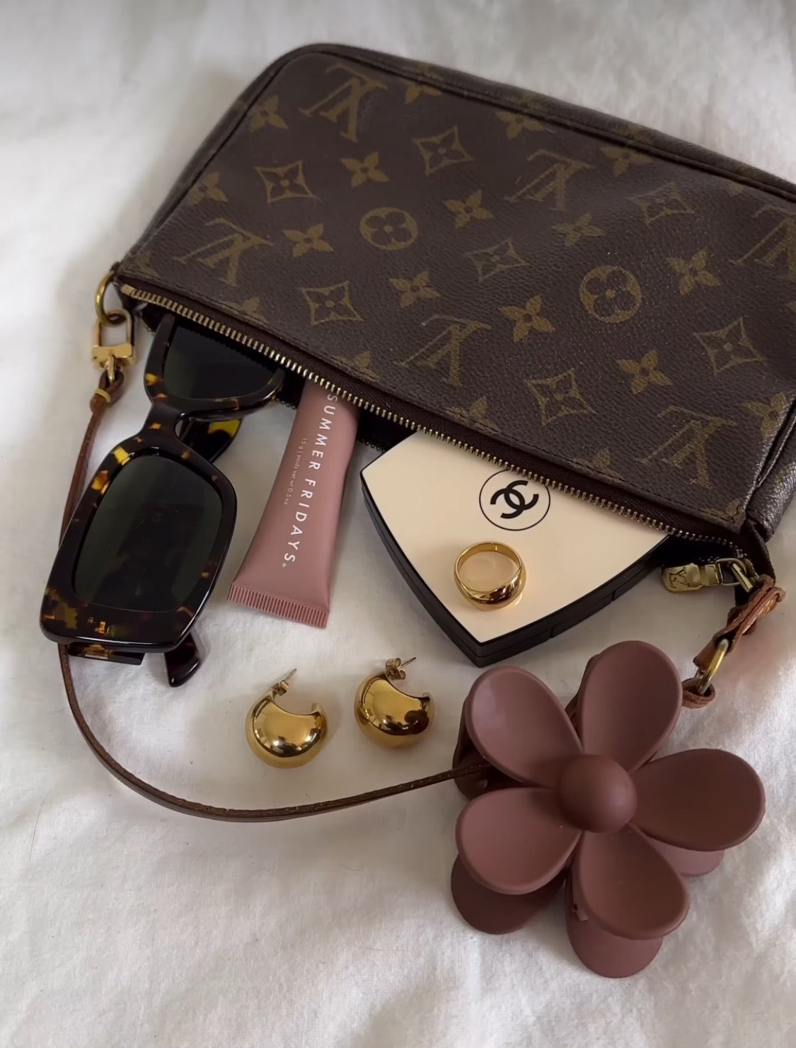 Pre-loved Authentic Louis Vuitton Pochette Accessoire Handbag