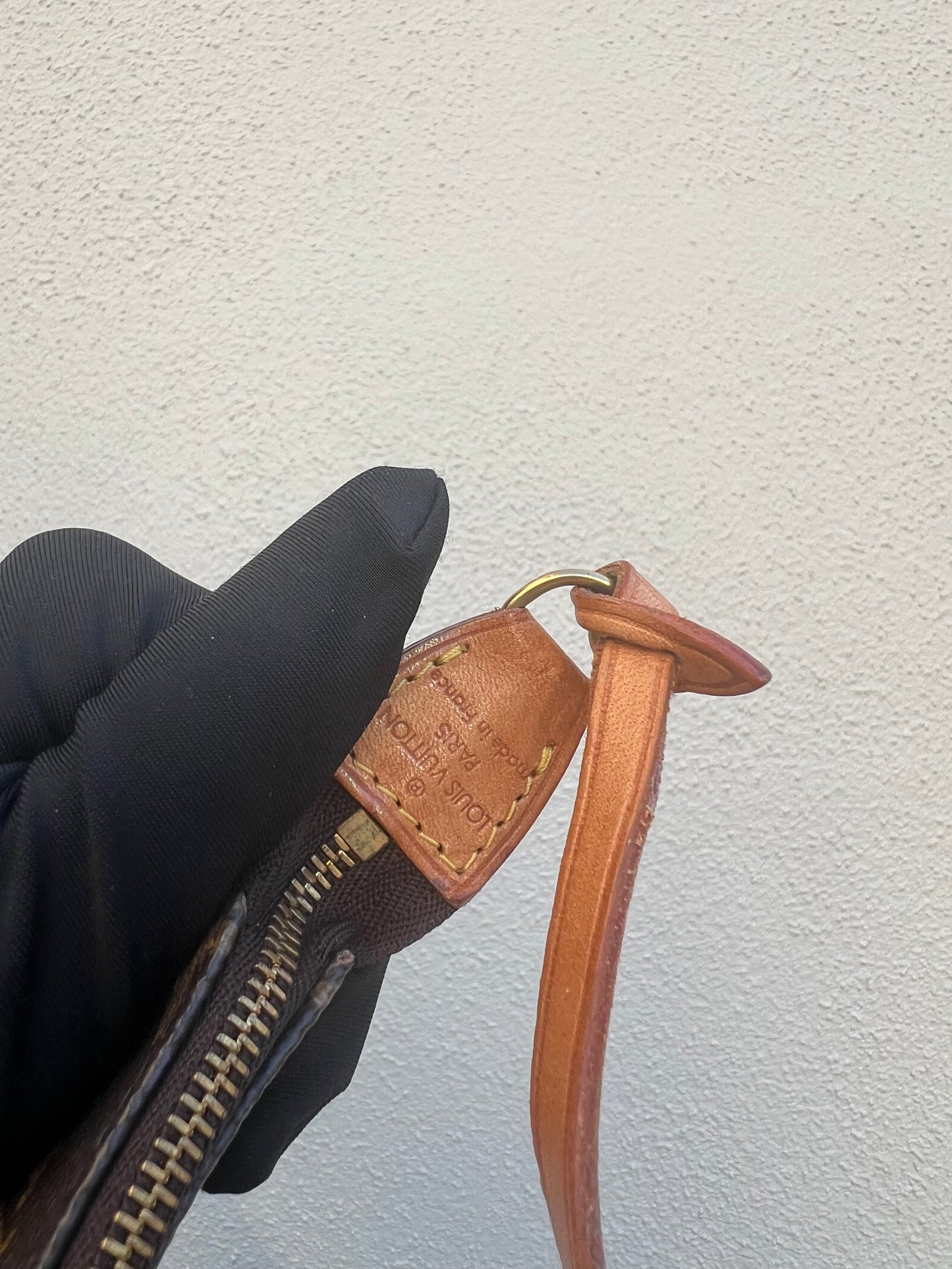 Pre-loved Authentic Louis Vuitton Pochette Accessoire Handbag 1998