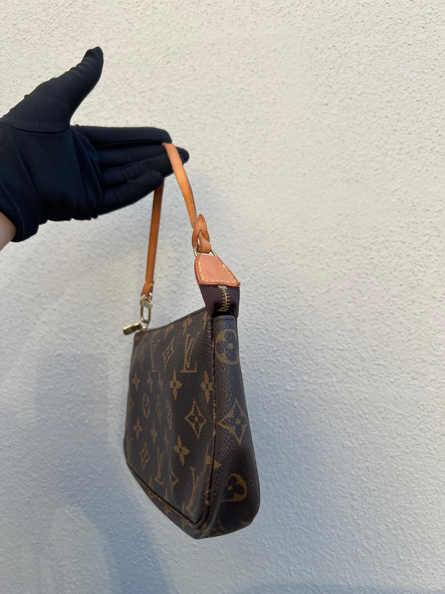 Pre-loved Authentic Louis Vuitton Pochette Accessoire Handbag 1998