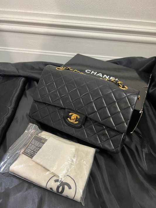Pre-loved Chanel Vintage Classic Flat Leather Medium crossbody Bag 25cm Black