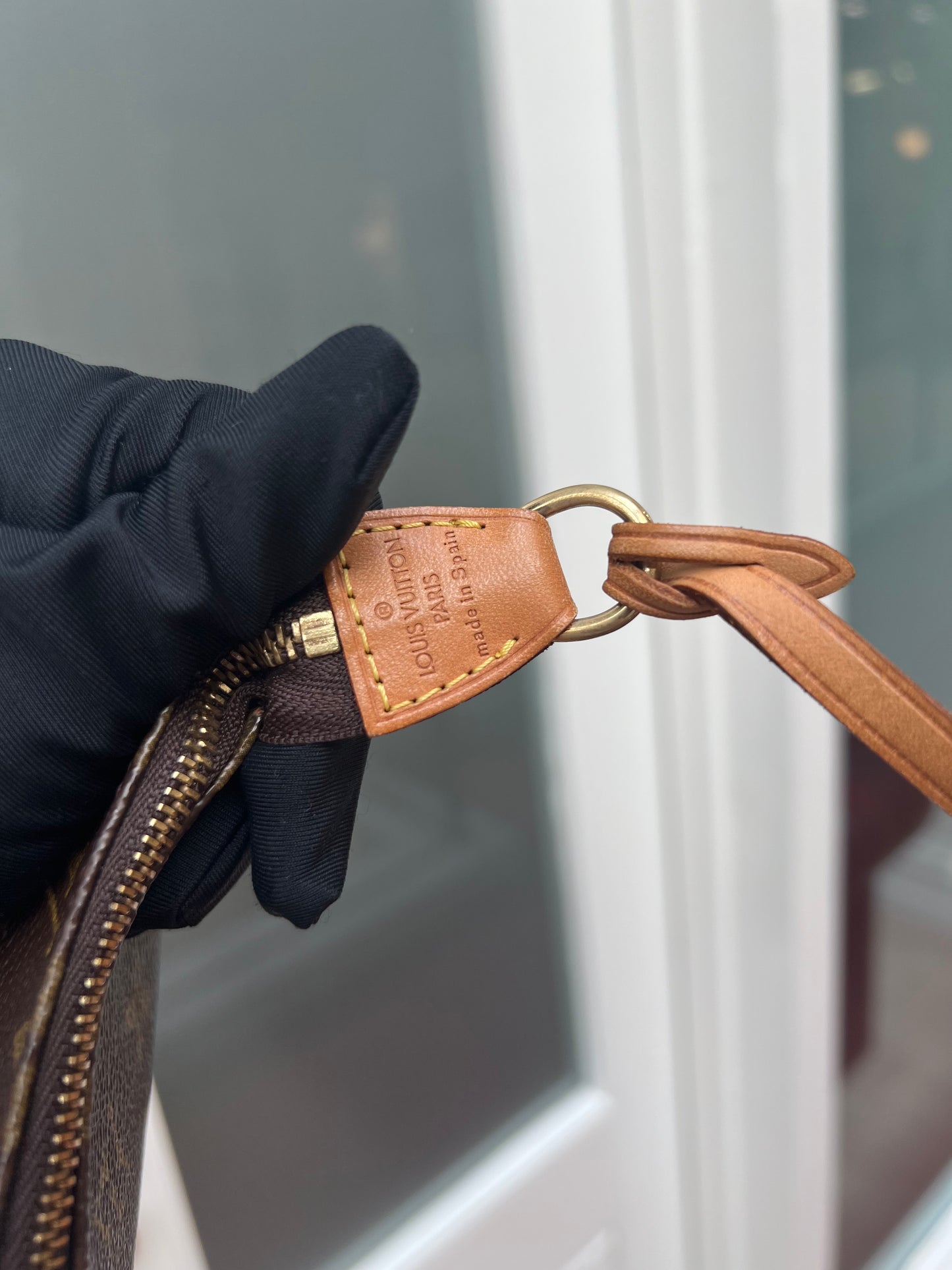 Pre-loved Authentic Louis Vuitton Pochette Accessoire Handbag