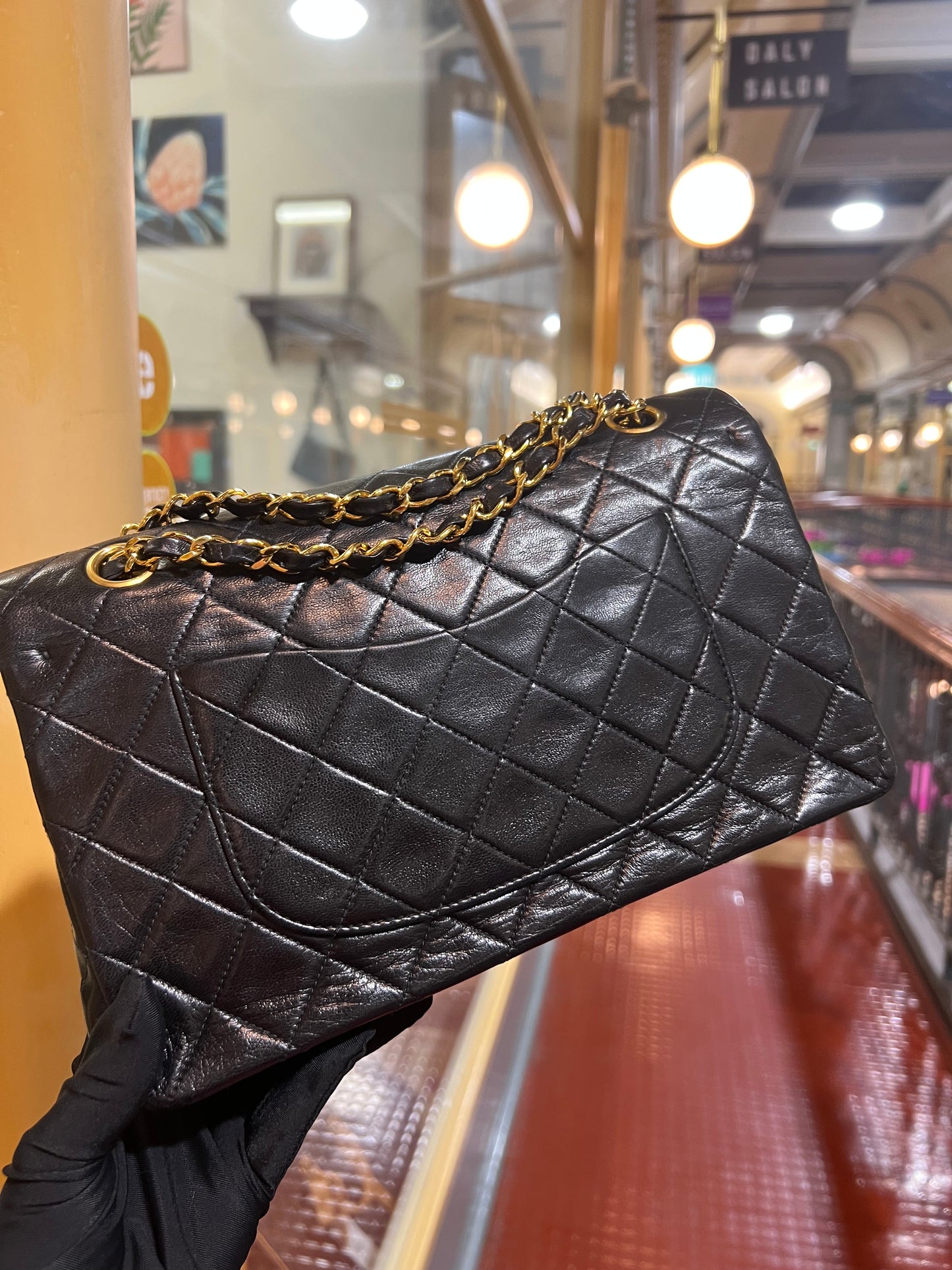 Pre-loved Chanel Vintage Classic Flat Leather Medium crossbody Bag 25cm Black