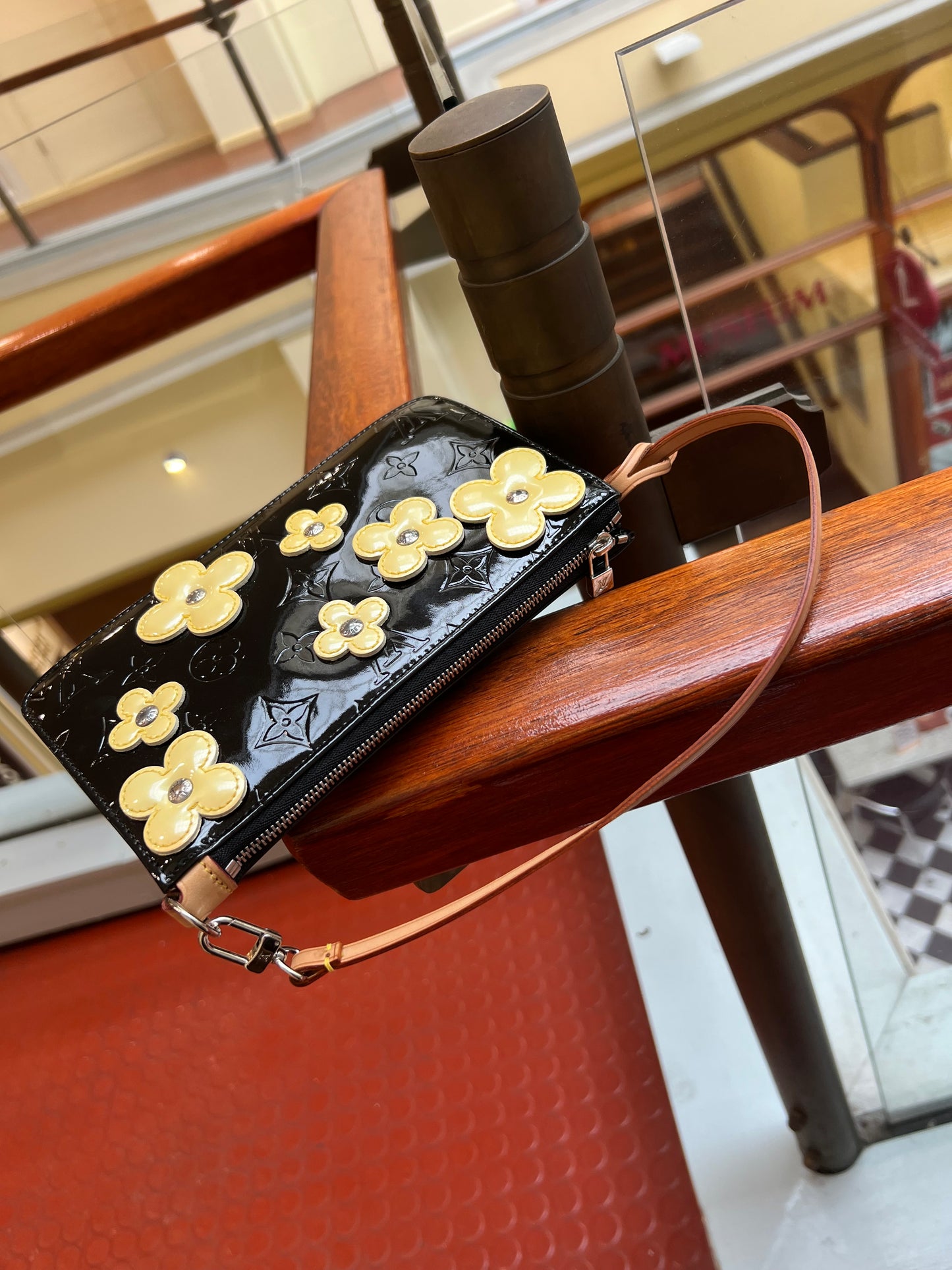 Pre-loved Louis Vuitton Lexington Fleurs' pochette Accessoire Patent Leather Handbag Flowers