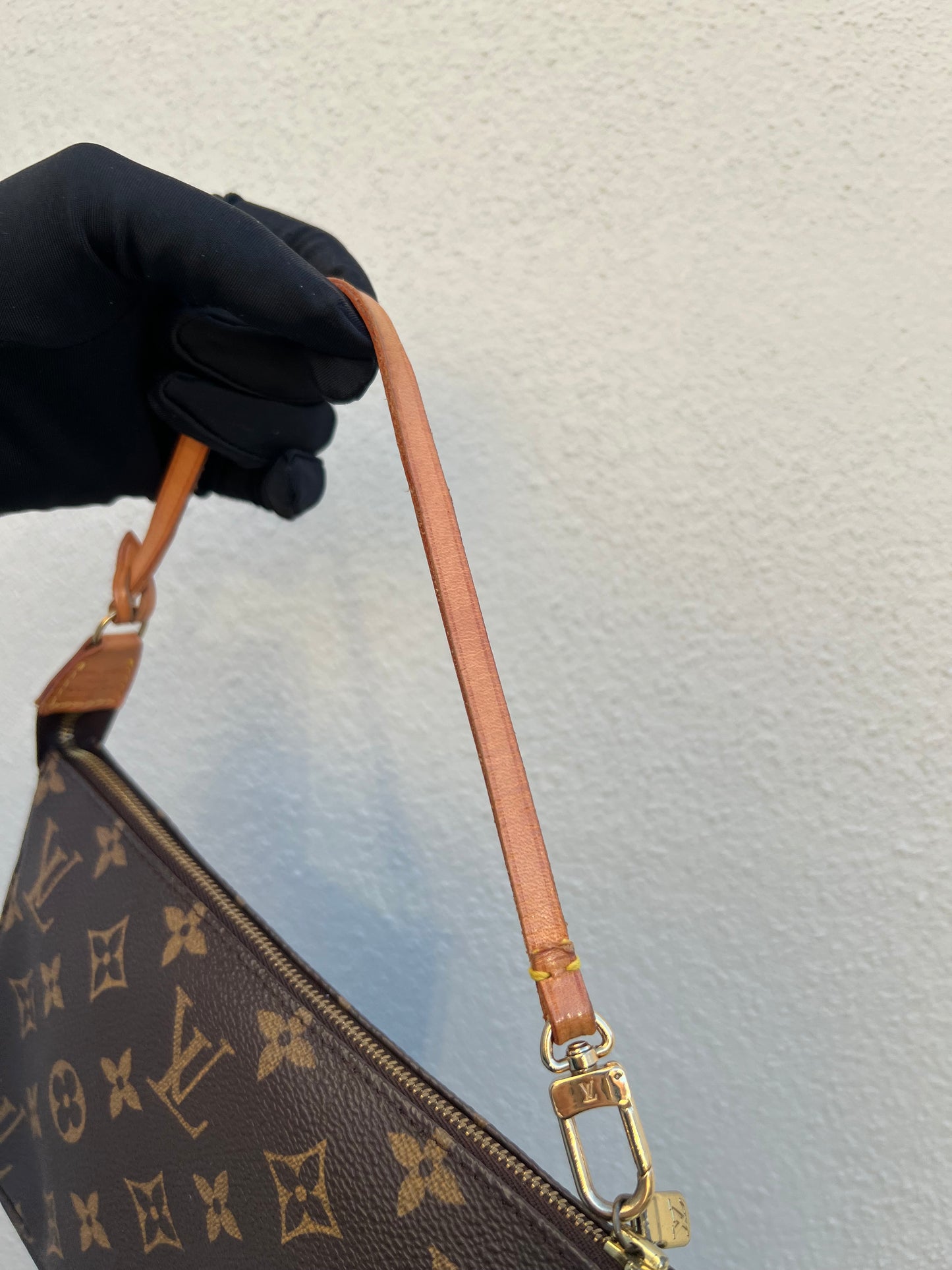 Pre-loved Authentic Louis Vuitton Pochette Accessoire Handbag 1998