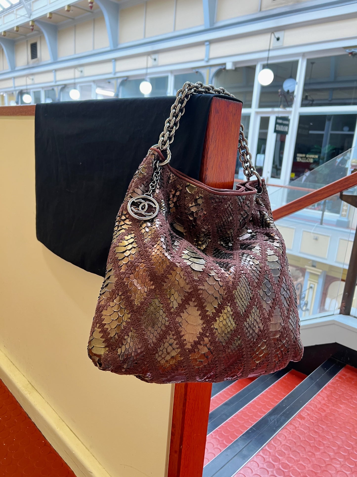 Pre-loved Chanel Handbag Clutch Rare Exotic Large
2 In 1 Tote & Metallic Bronze Hobo Bag