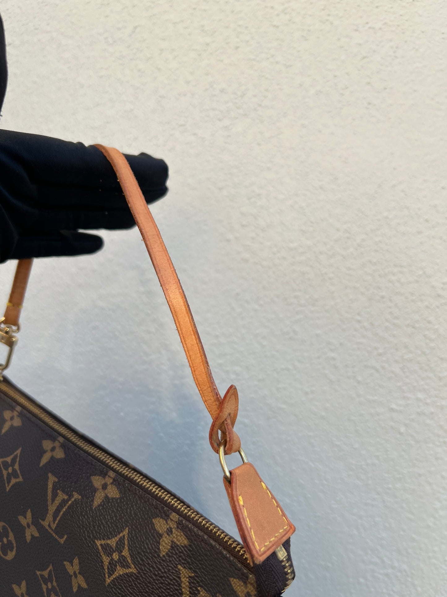 Pre-loved Authentic Louis Vuitton Pochette Accessoire Handbag 1998