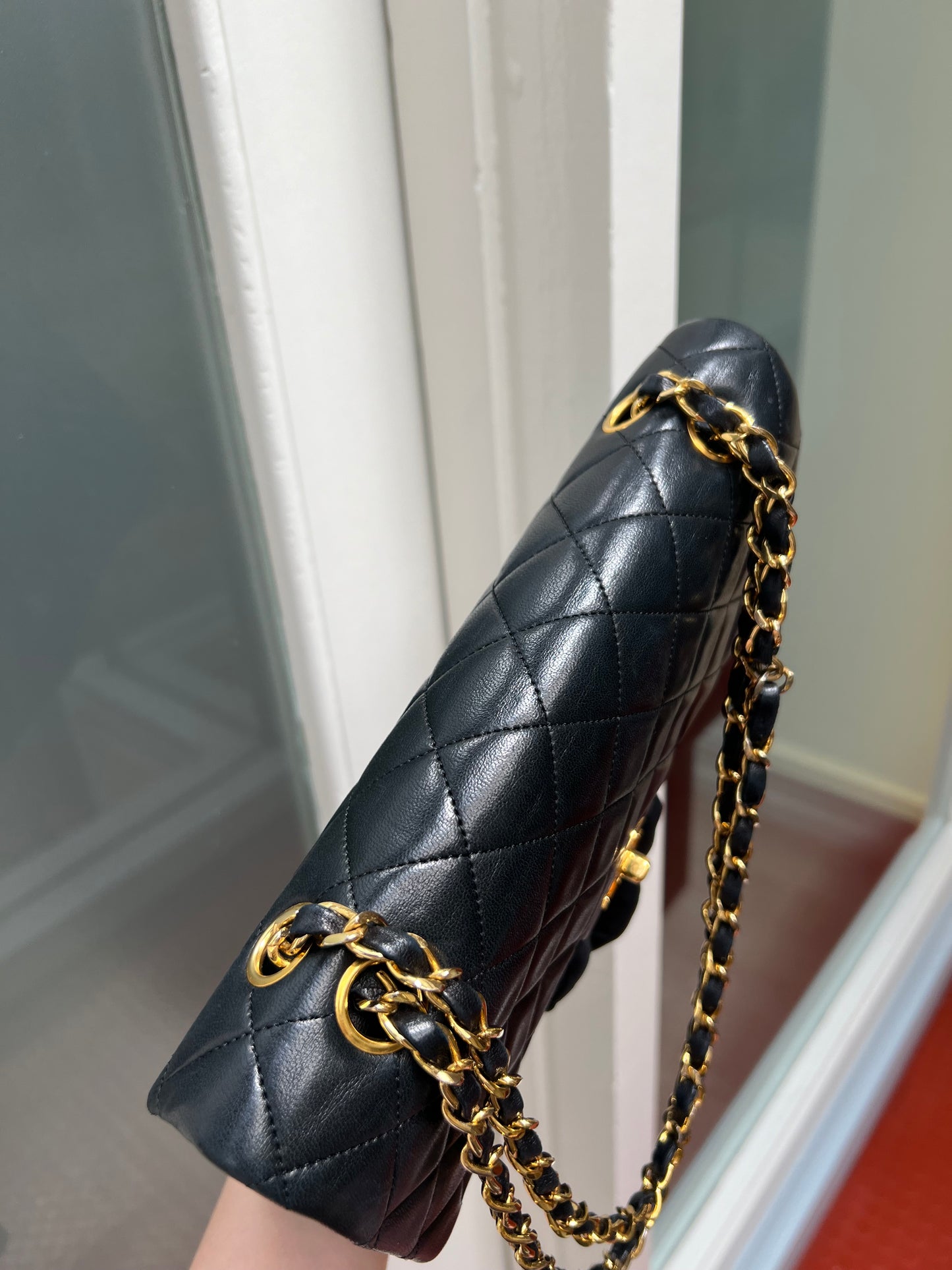 Pre-loved Chanel Vintage Classic Flap Lambskin Medium crossbody Bag 25cm Black