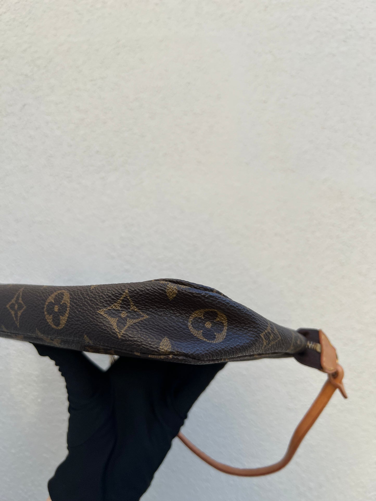 Pre-loved Authentic Louis Vuitton Pochette Accessoire Handbag 1998