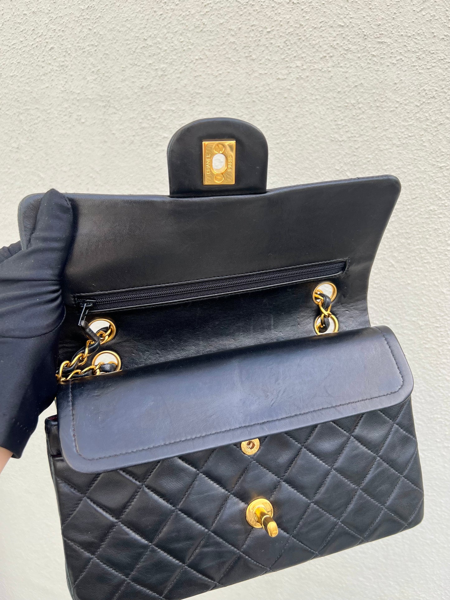 Pre-loved Chanel Vintage Classic Double Flat Leather crossbody Bag 23cm Black