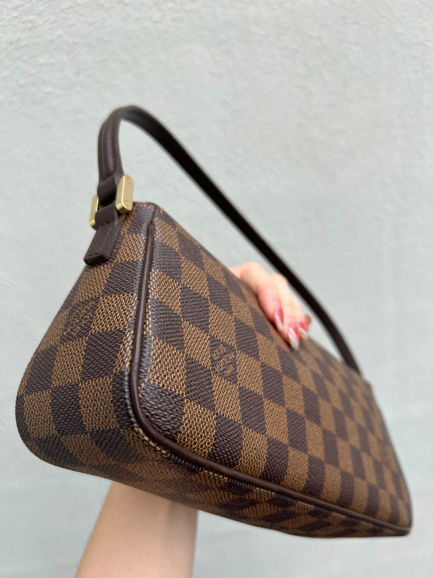 Pre-loved Louis Vuitton
Damier Ebène Recoleta Shoulder Bag 2004