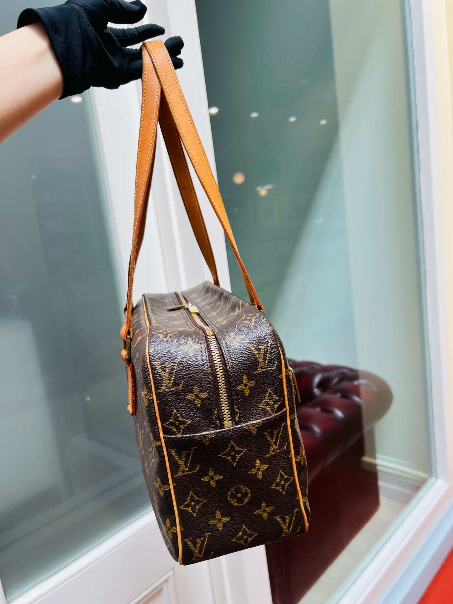 Pre-loved LOUIS VUITTON
Monogram Cite GM Bag 2003