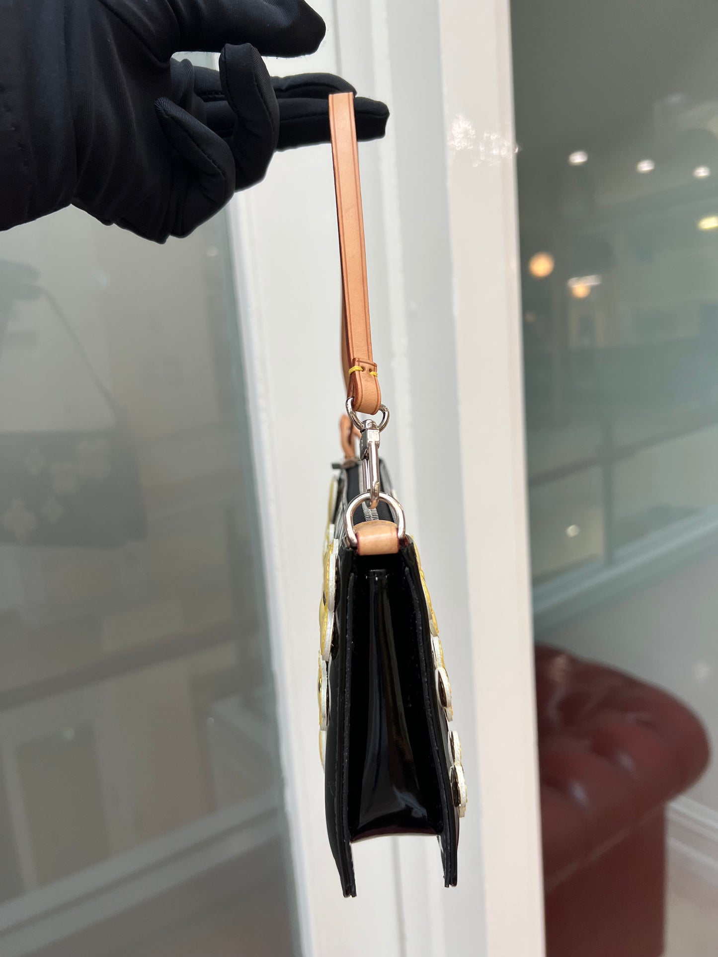 Pre-loved Louis Vuitton Lexington Fleurs' pochette Accessoire Patent Leather Handbag Flowers