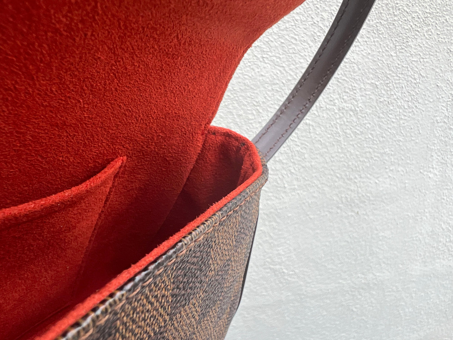 Pre-loved Louis Vuitton
Damier Ebène Recoleta Shoulder Bag 2004