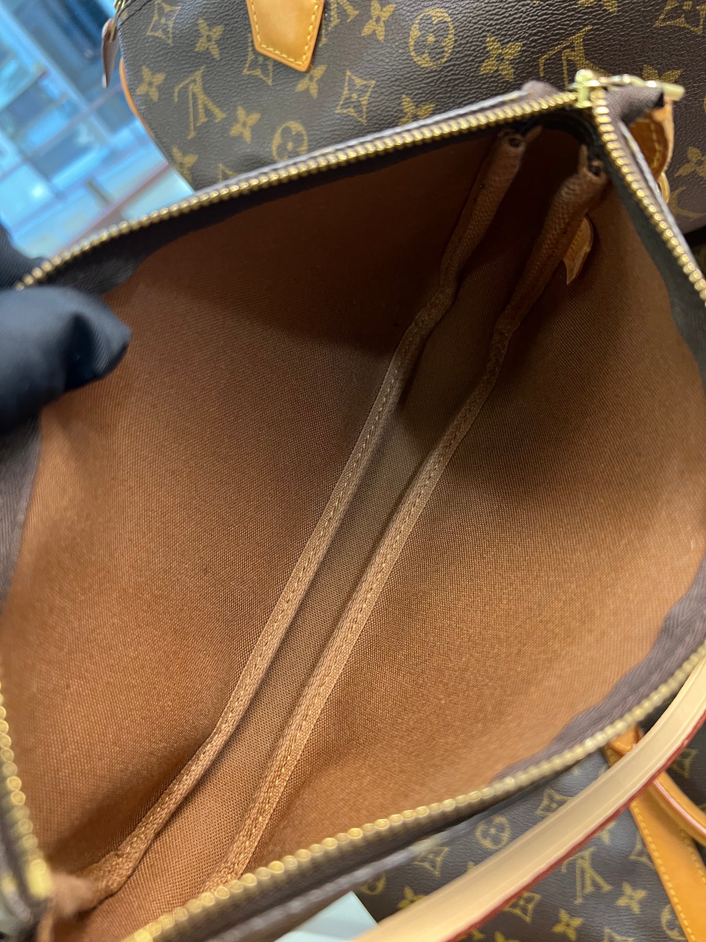 Pre-loved Authentic Louis Vuitton Pochette Accessoire Handbag
