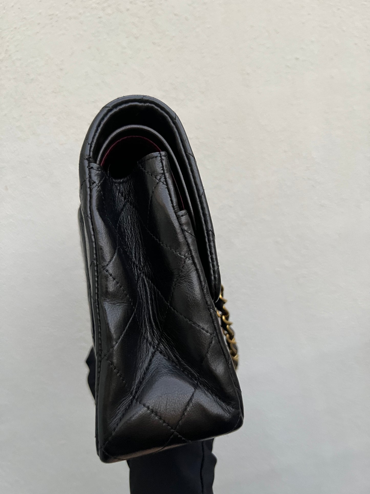 Pre-loved Chanel Vintage Classic Flat Leather Medium crossbody Bag 25cm Black