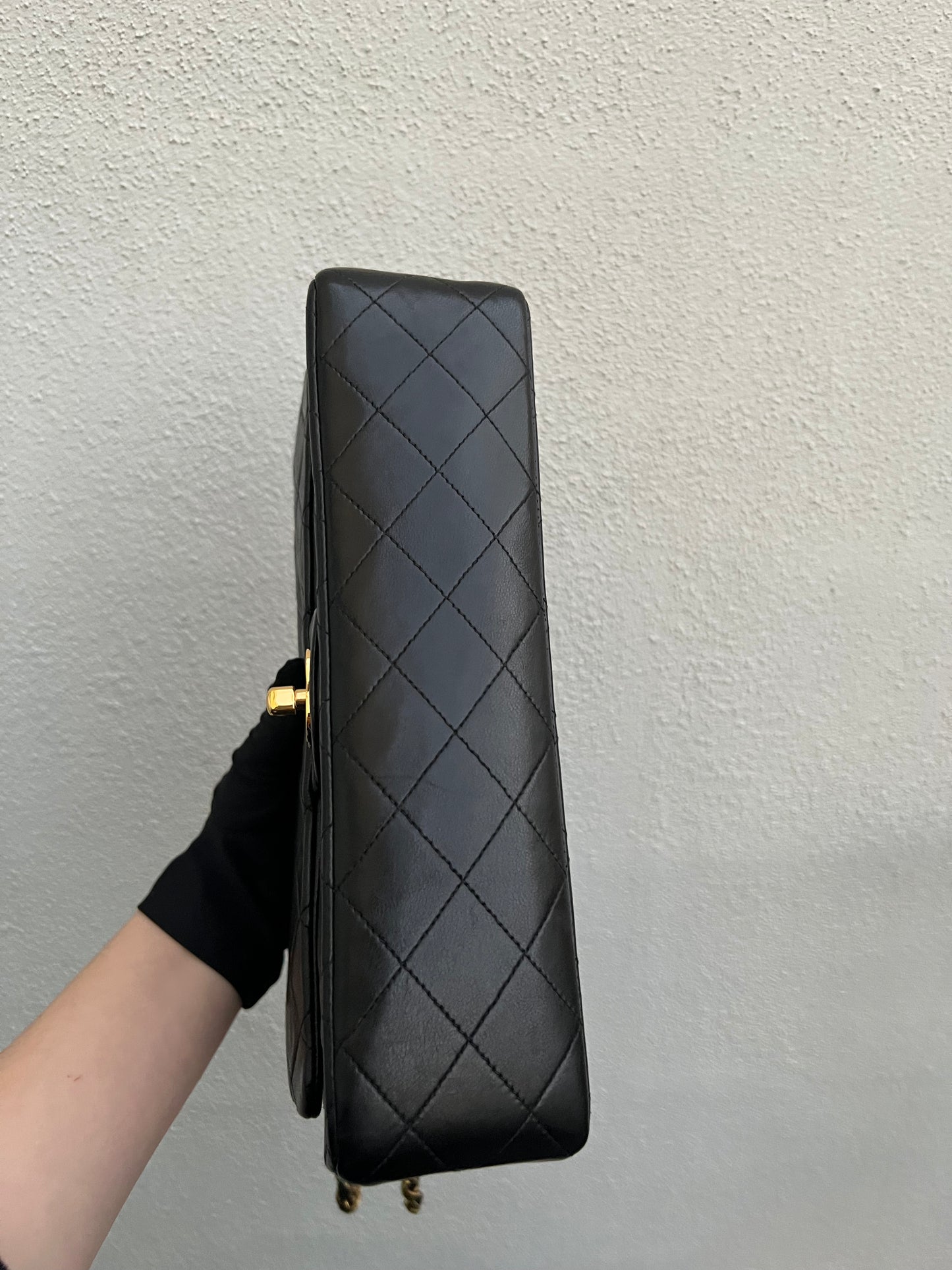Pre-loved Chanel Vintage Classic Flat Leather Medium crossbody Bag 25cm Black