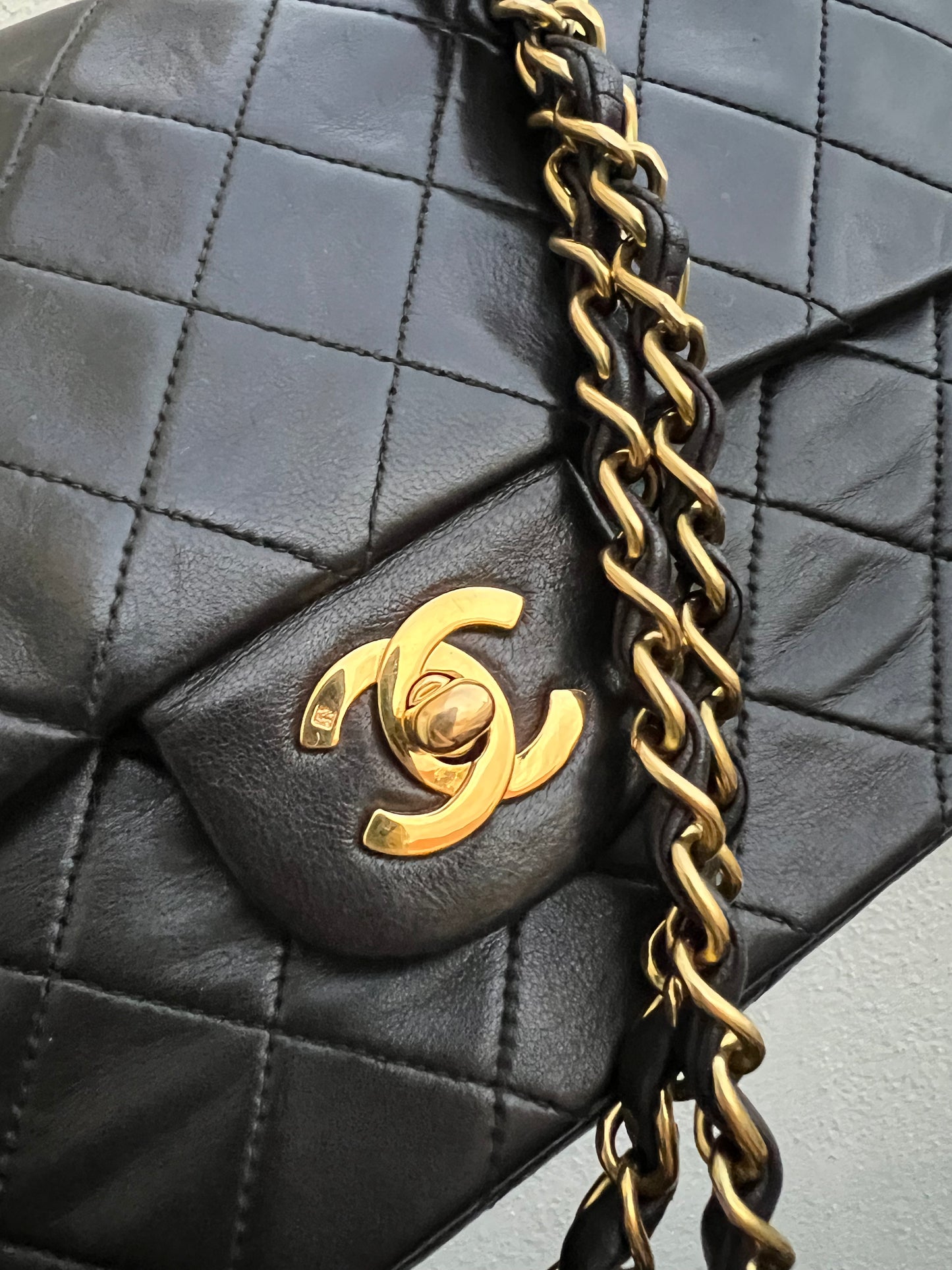 Pre-loved Chanel Vintage Classic Flat Leather Medium crossbody Bag 25cm Black