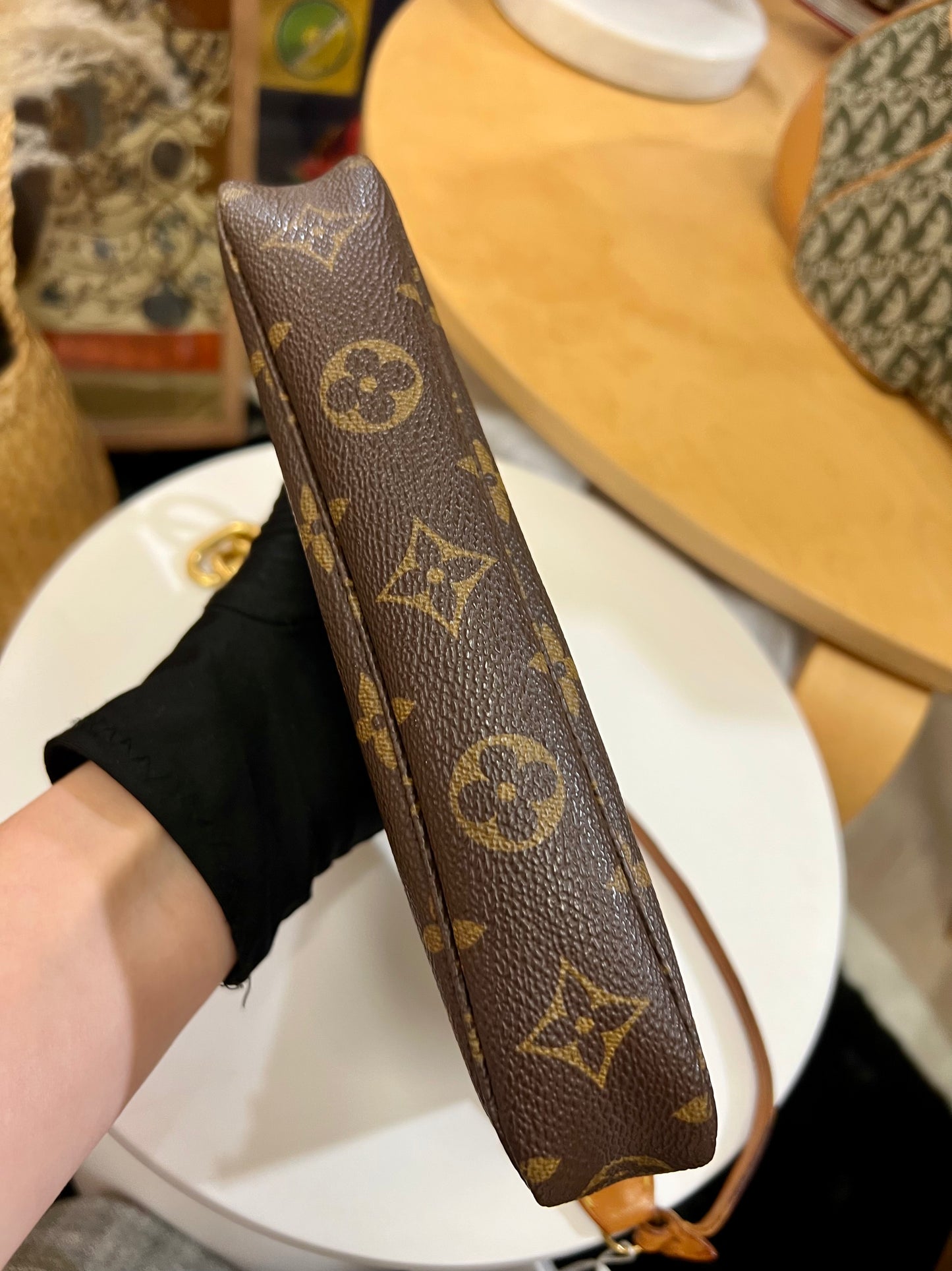 Pre-loved Louis Vuitton Vintage Pochette Accessoire Leather Handbag Monogram
