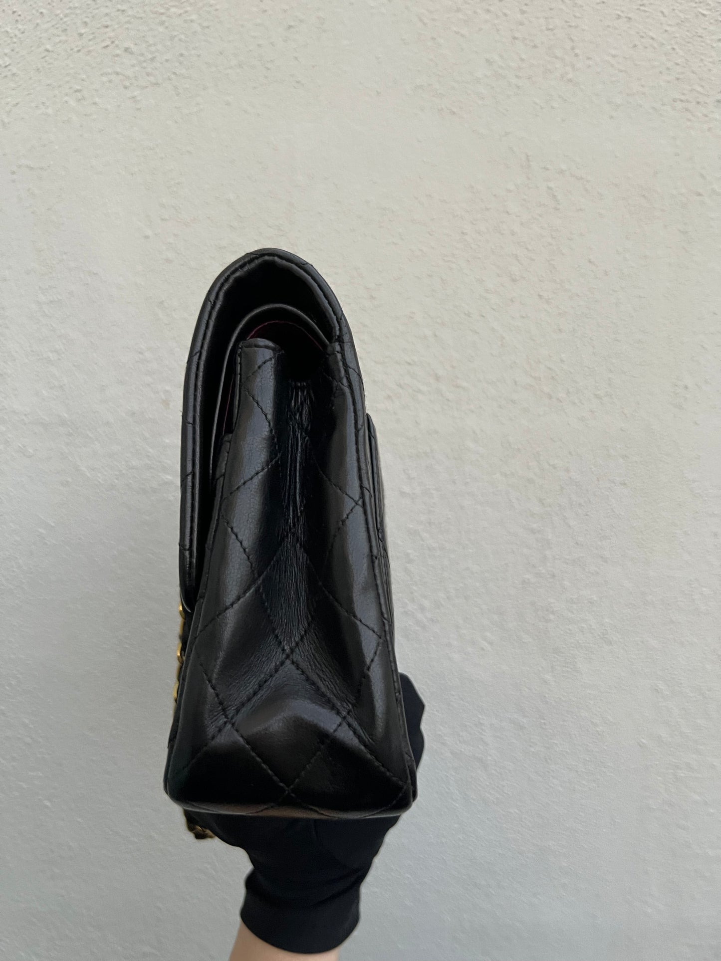 Pre-loved Chanel Vintage Classic Flat Leather Medium crossbody Bag 25cm Black