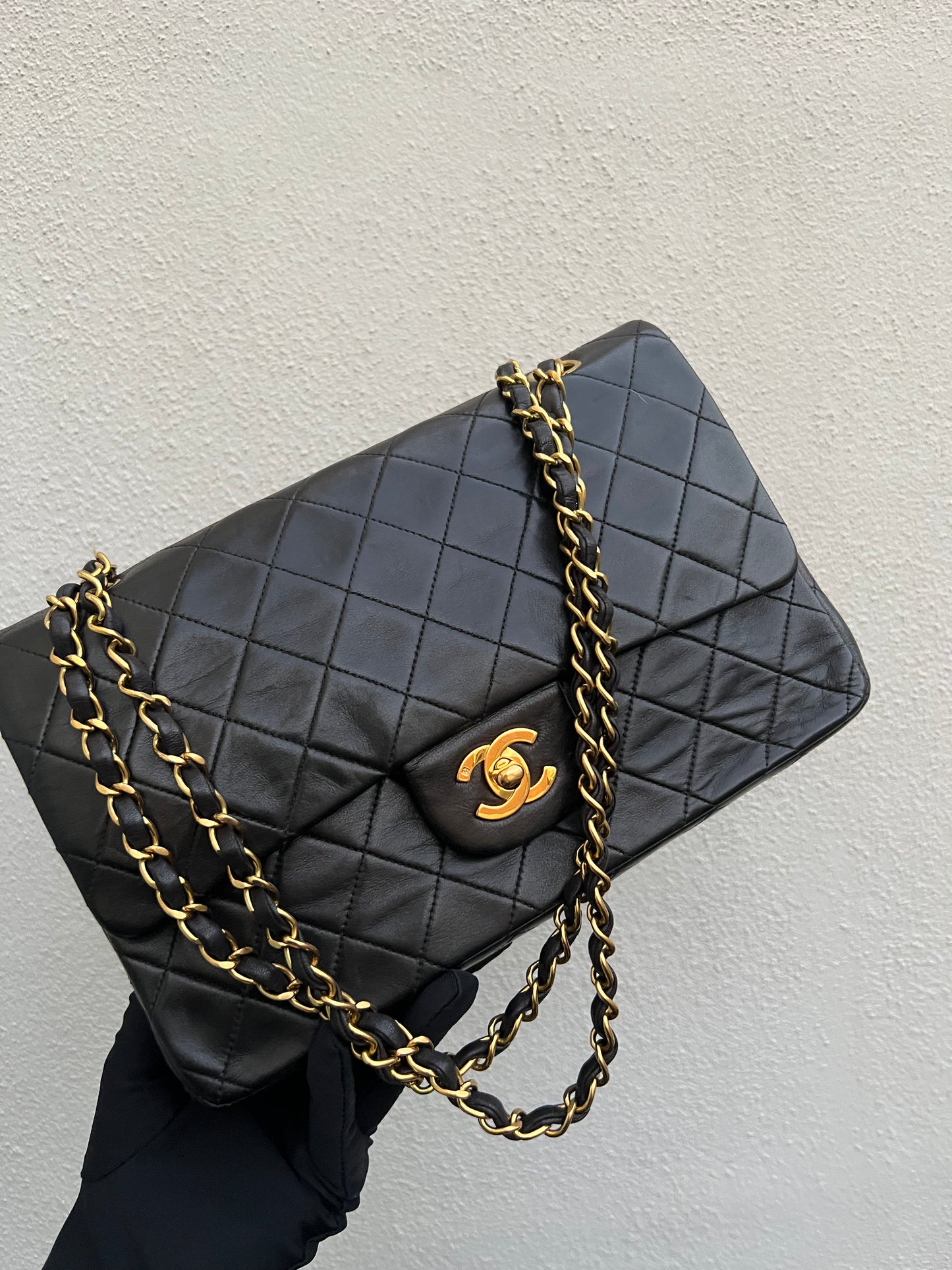 Pre-loved Chanel Vintage Classic Flat Leather Medium crossbody Bag 25cm Black