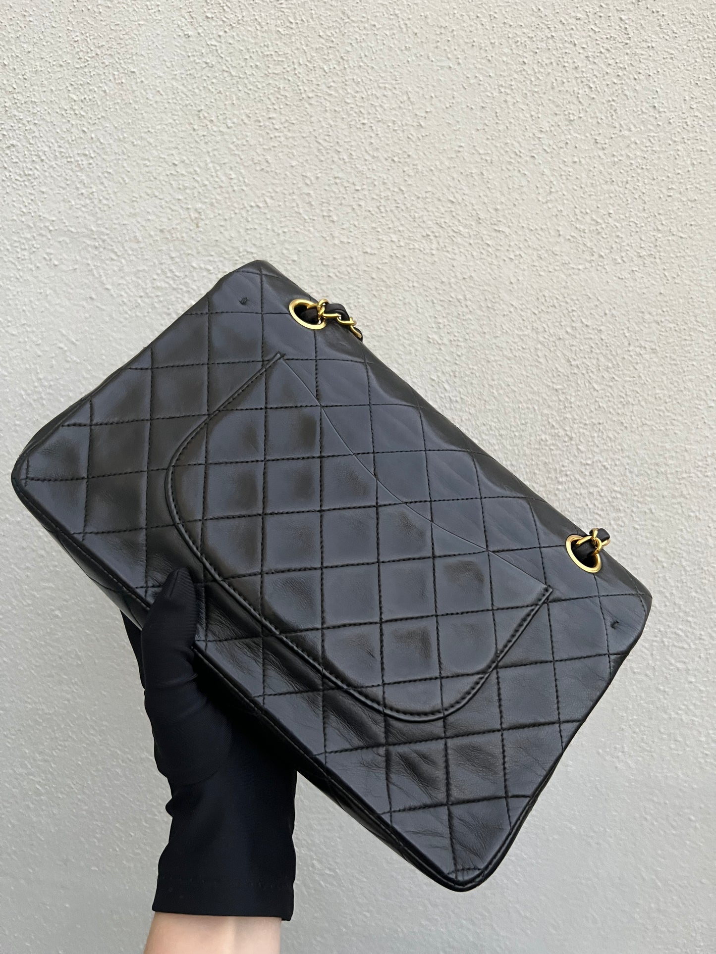 Pre-loved Chanel Vintage Classic Flat Leather Medium crossbody Bag 25cm Black