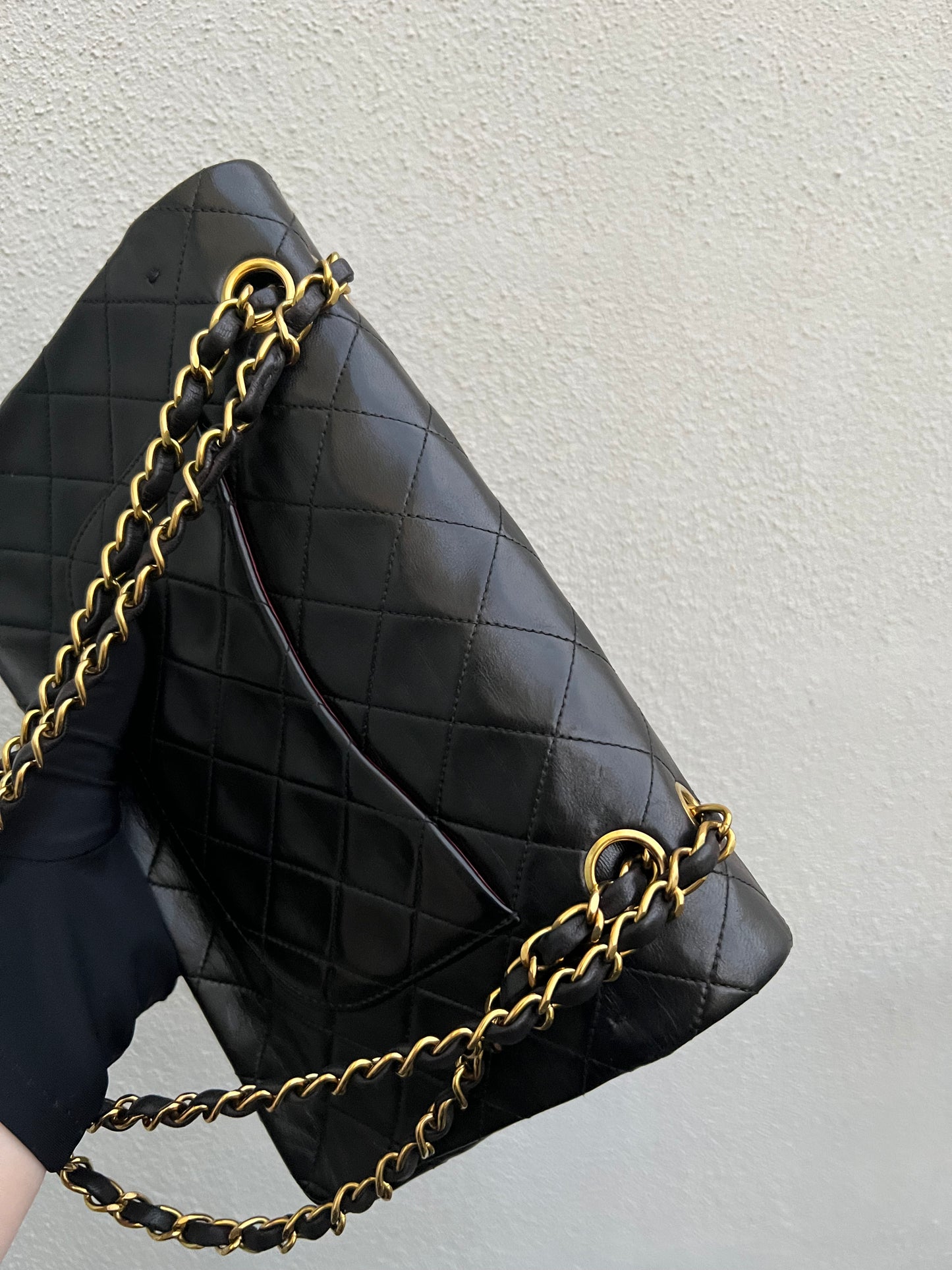 Pre-loved Chanel Vintage Classic Flat Leather Medium crossbody Bag 25cm Black