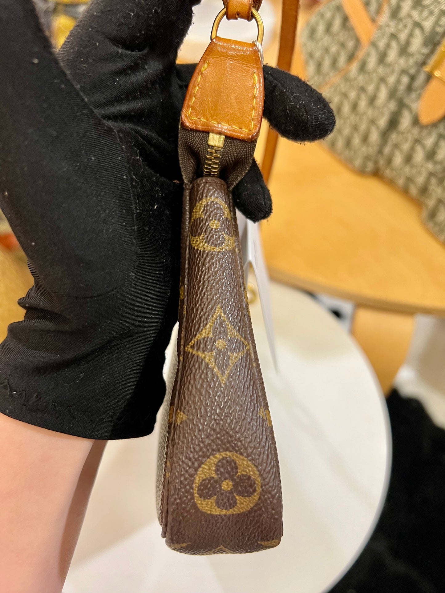 Pre-loved Louis Vuitton Vintage Pochette Accessoire Leather Handbag Monogram