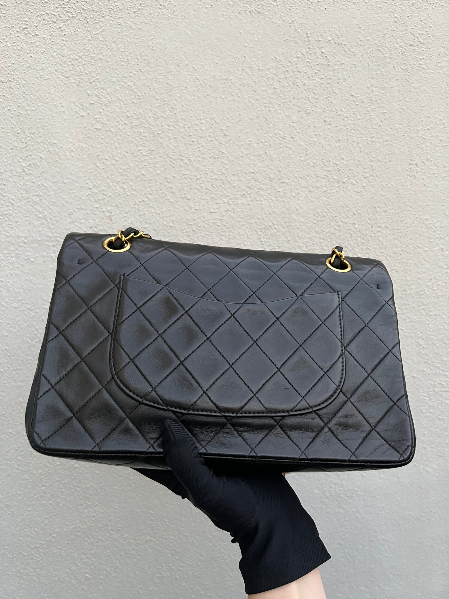 Pre-loved Chanel Vintage Classic Flat Leather Medium crossbody Bag 25cm Black