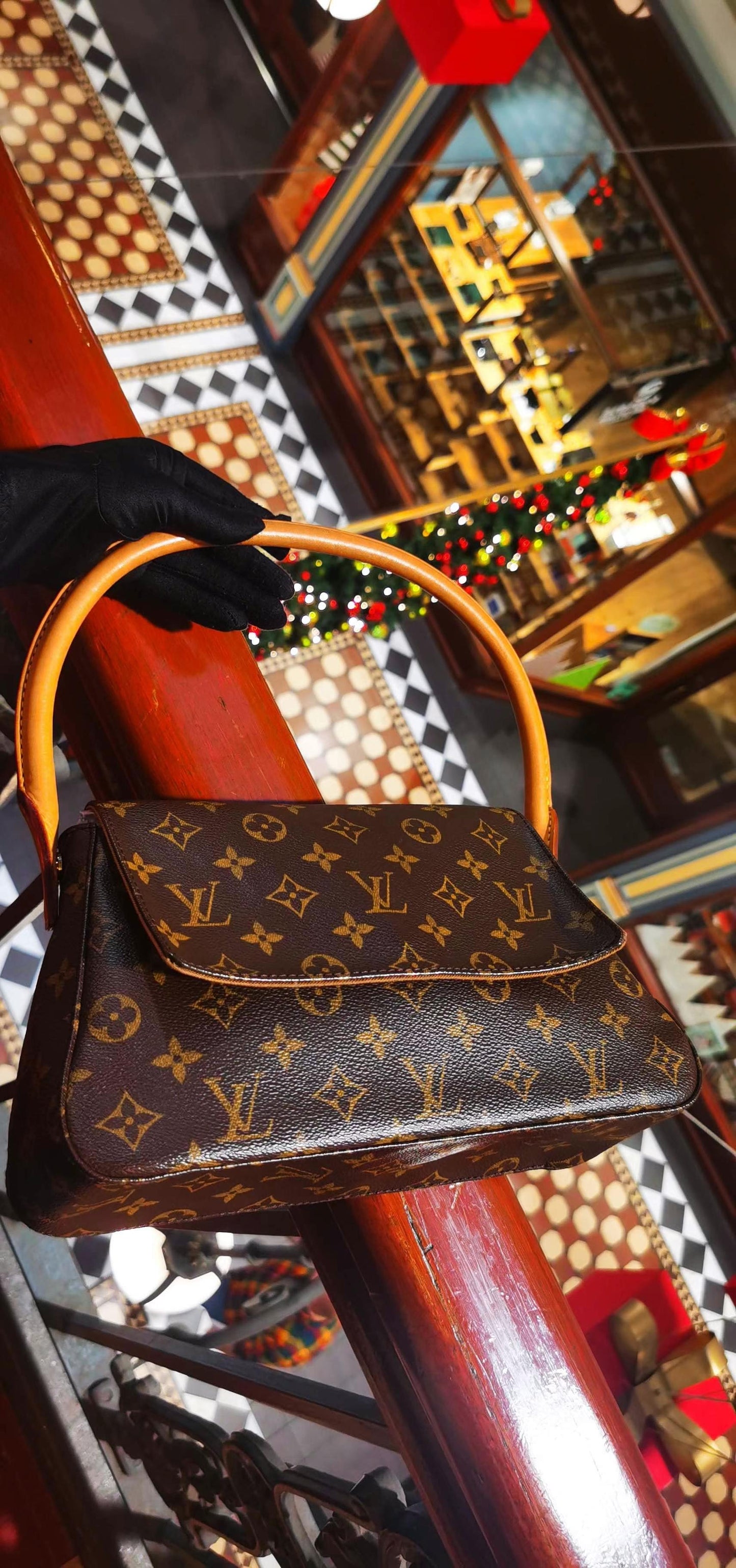 Pre-loved Louis Vuitton Looping PM Handbag Monogram