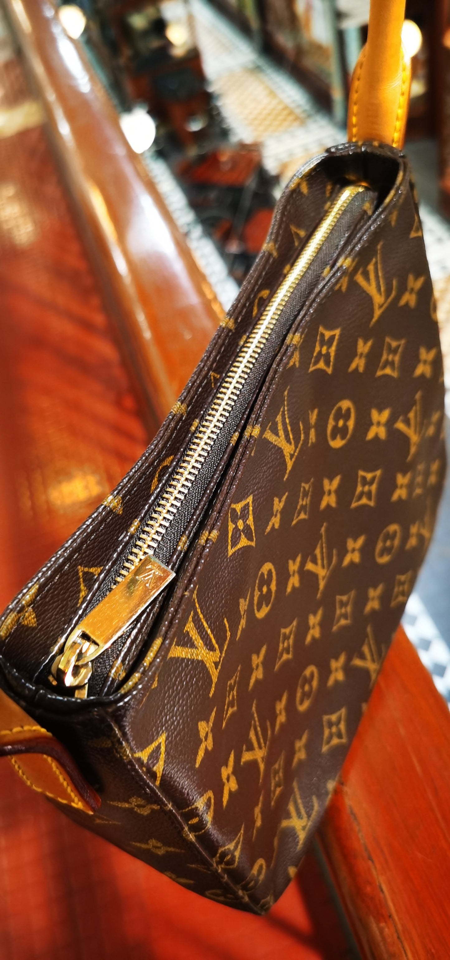 Pre-loved Louis Vuitton Looping Leather Handbag Monogram