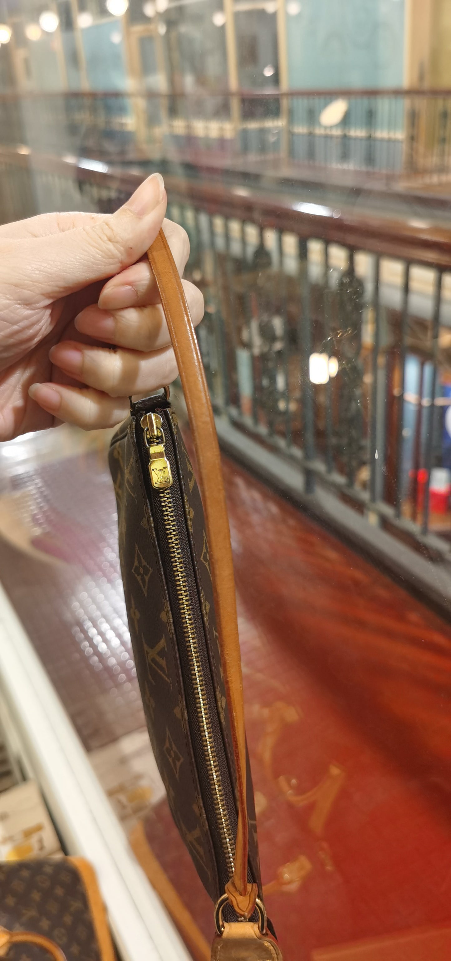 Pre-loved Authentic Louis Vuitton Pochette Accessoire Handbag